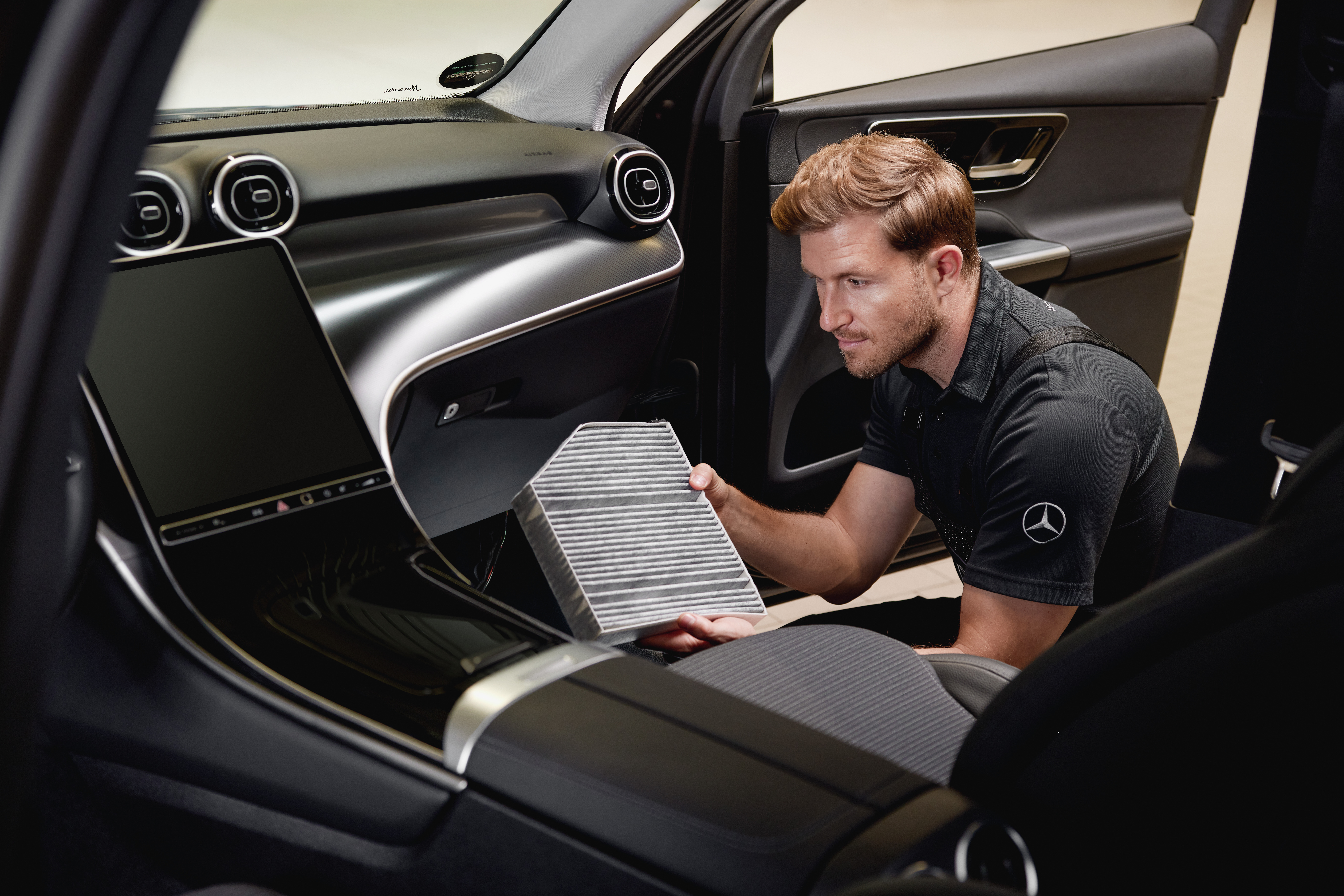 Filtros de ar do habitáculo originais Mercedes-Benz Operação de serviço interior que mostra a substituição de um filtro de ar do habitáculo utilizando uma peça original Mercedes-Benz.