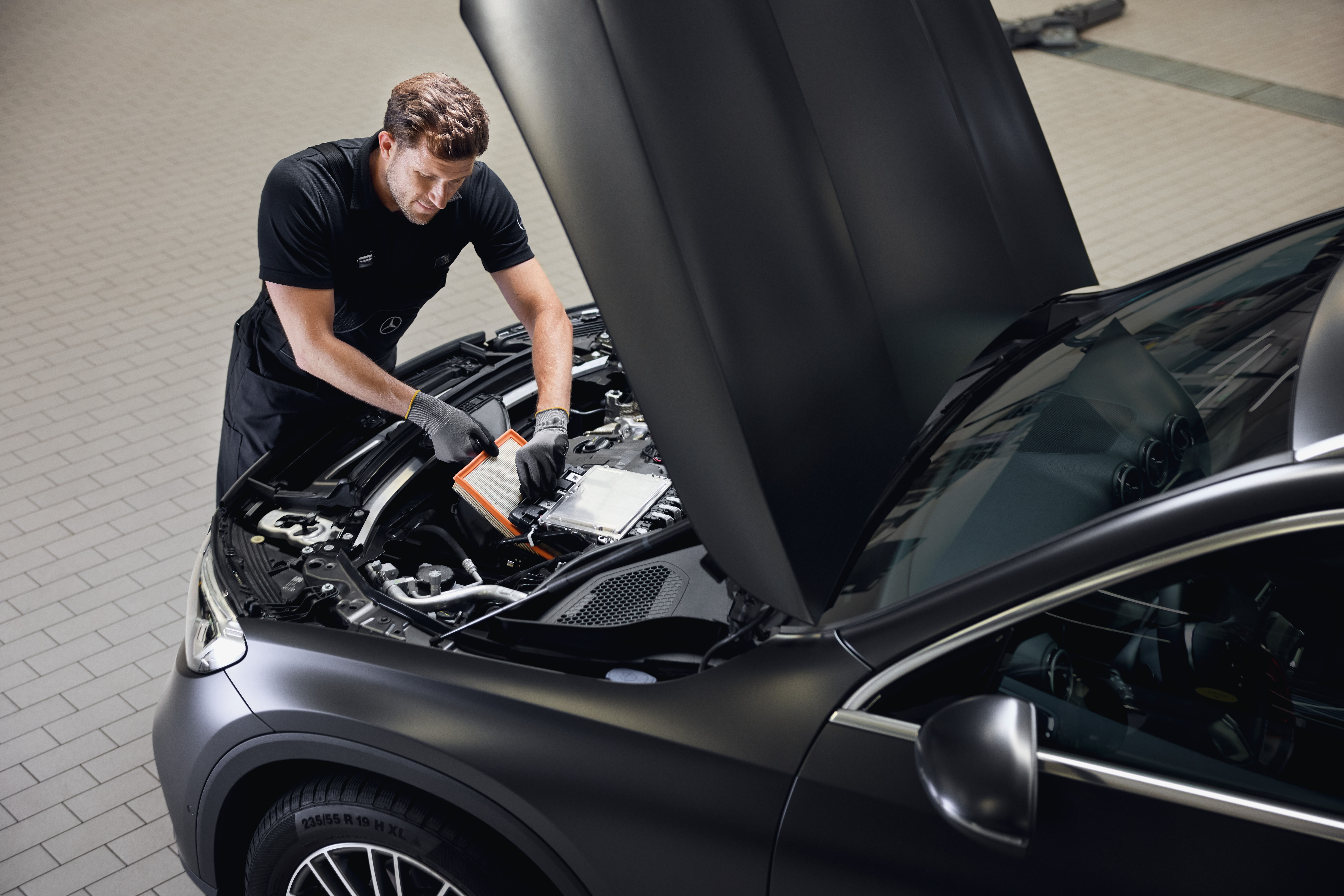 Filtros de ar para motor originais Mercedes-Benz Serviço de motor que inclui a substituição de um filtro de ar do motor por uma peça original Mercedes-Benz numa oficina autorizada.
