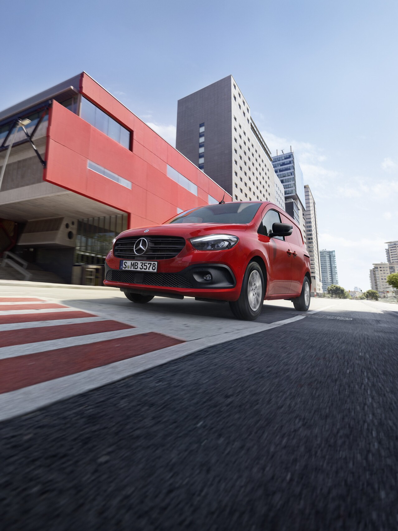 O Mercedes-Benz Citan Furgão a circular na estrada.