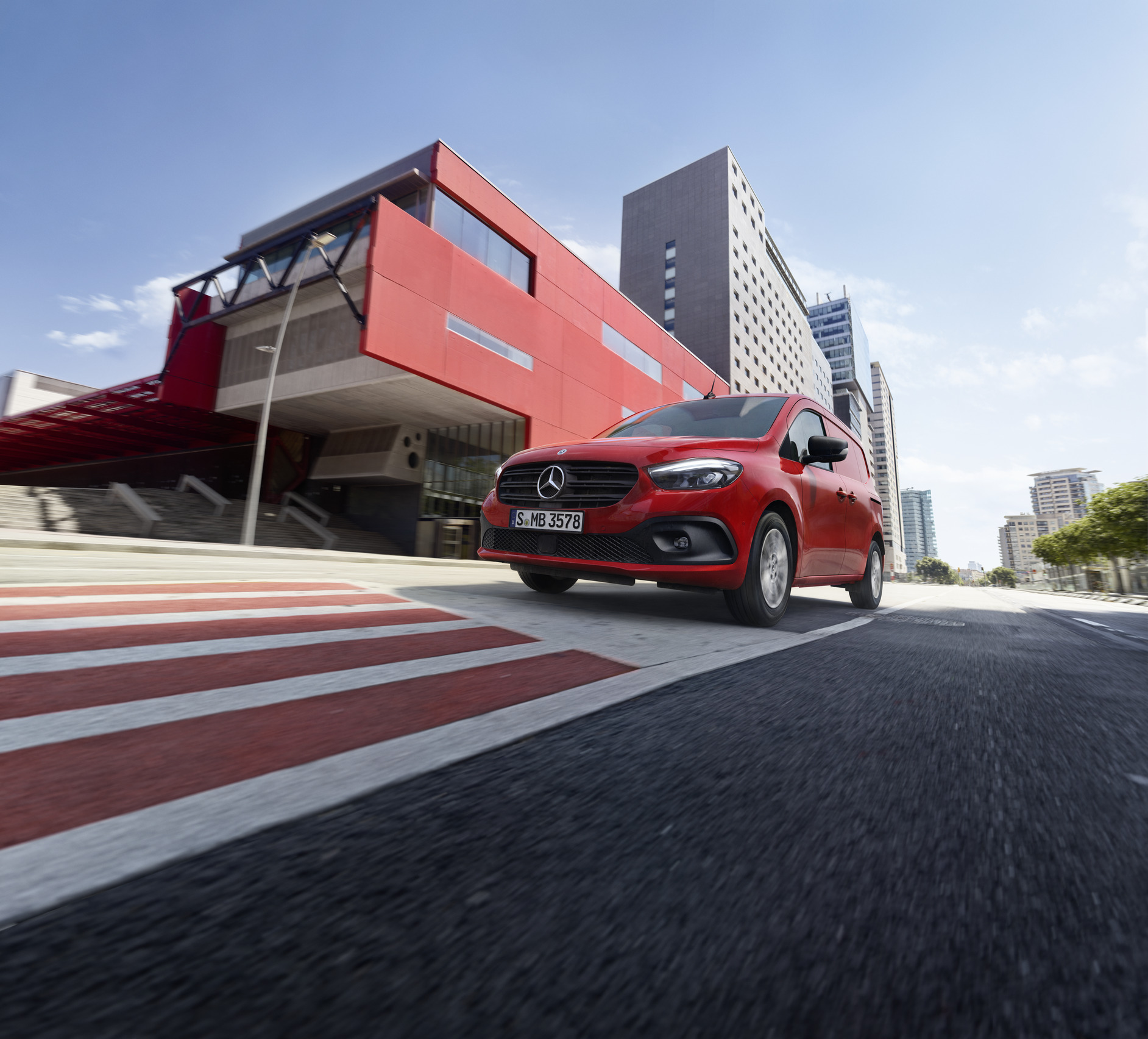 eCitan e Citan | Mercedes-Benz O Mercedes-Benz Citan Furgão a circular na estrada.