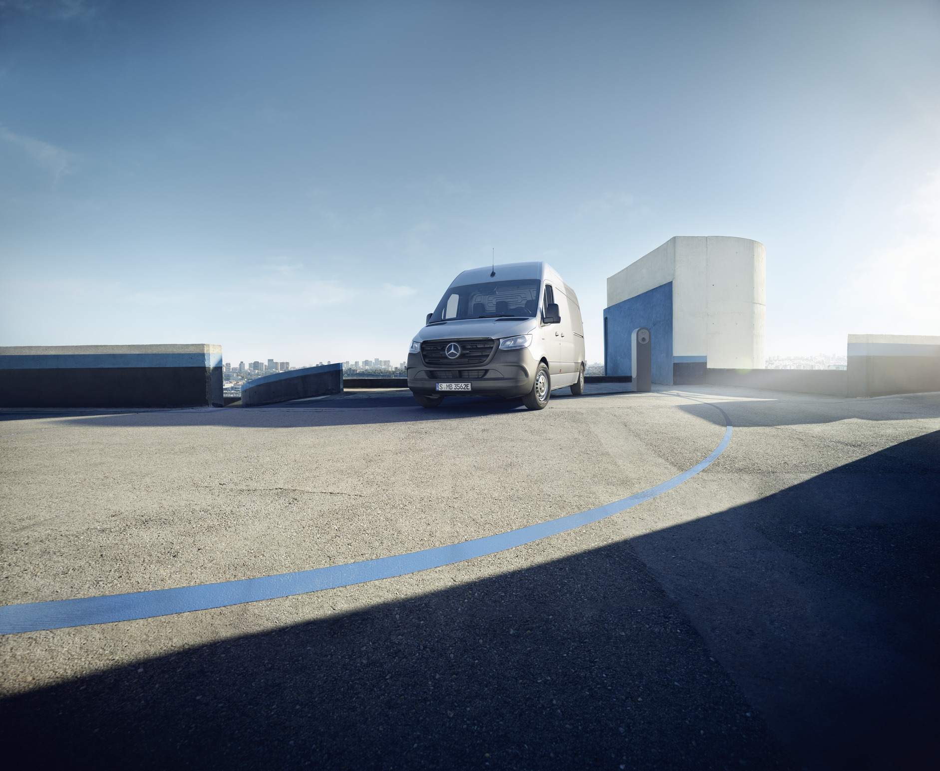 eSprinter e Sprinter | Mercedes-Benz O Mercedes-Benz eSprinter Furgão parado no telhado de um parque de estacionamento.