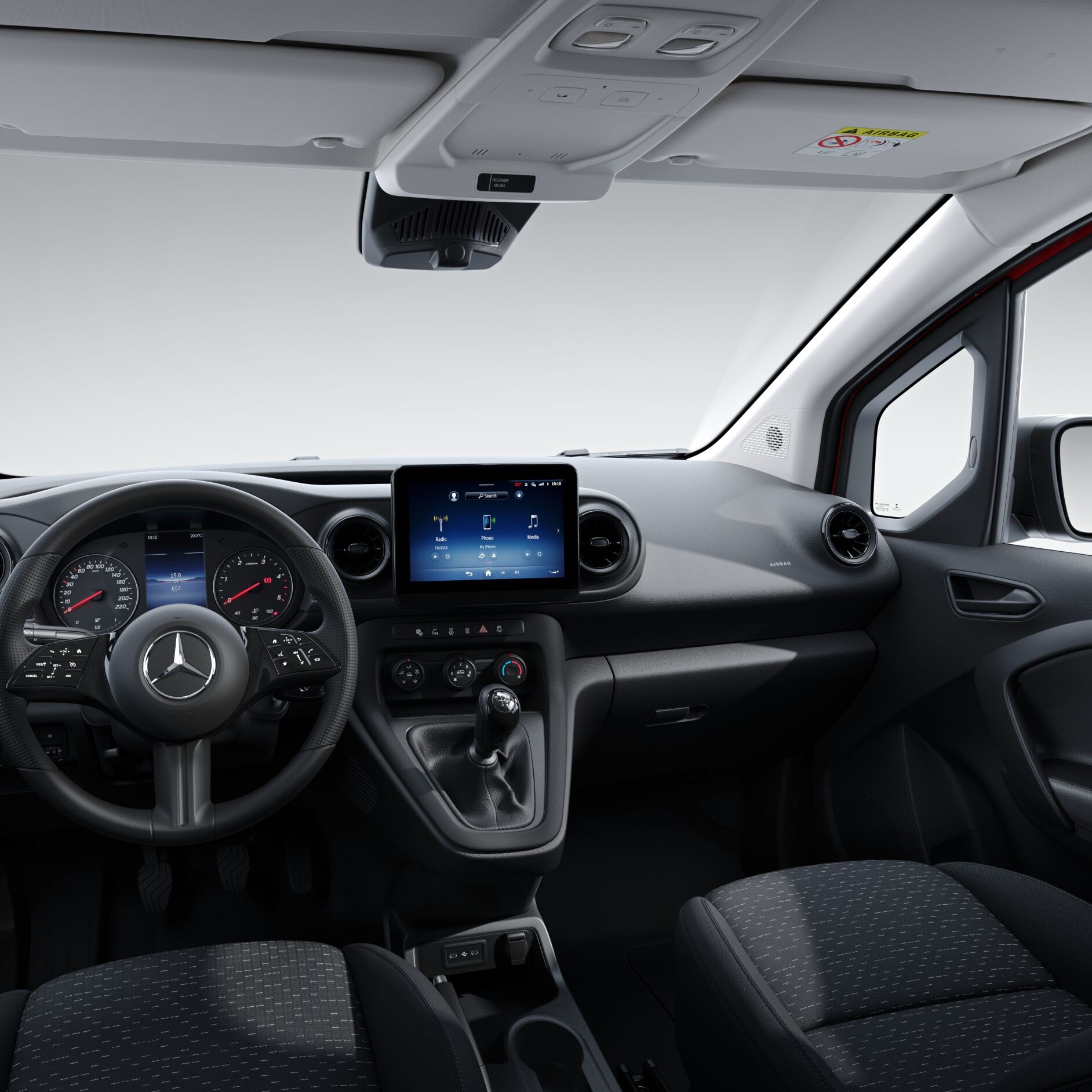 A mão de uma pessoa a utilizar o ecrã tátil do sistema multimédia MBUX no Mercedes-Benz Citan.