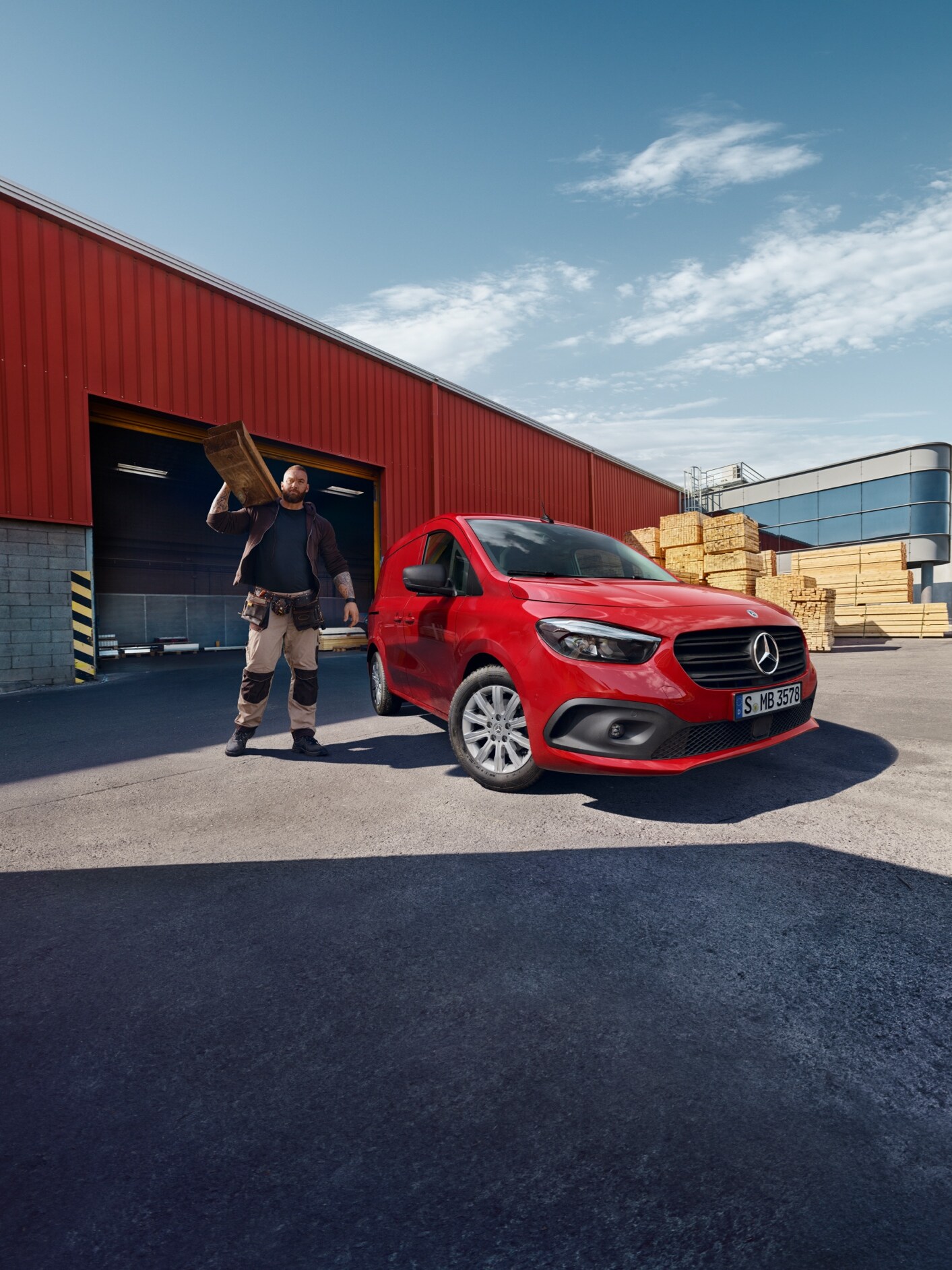 Um Mercedes-Benz eCitan Furgão numa zona logística.