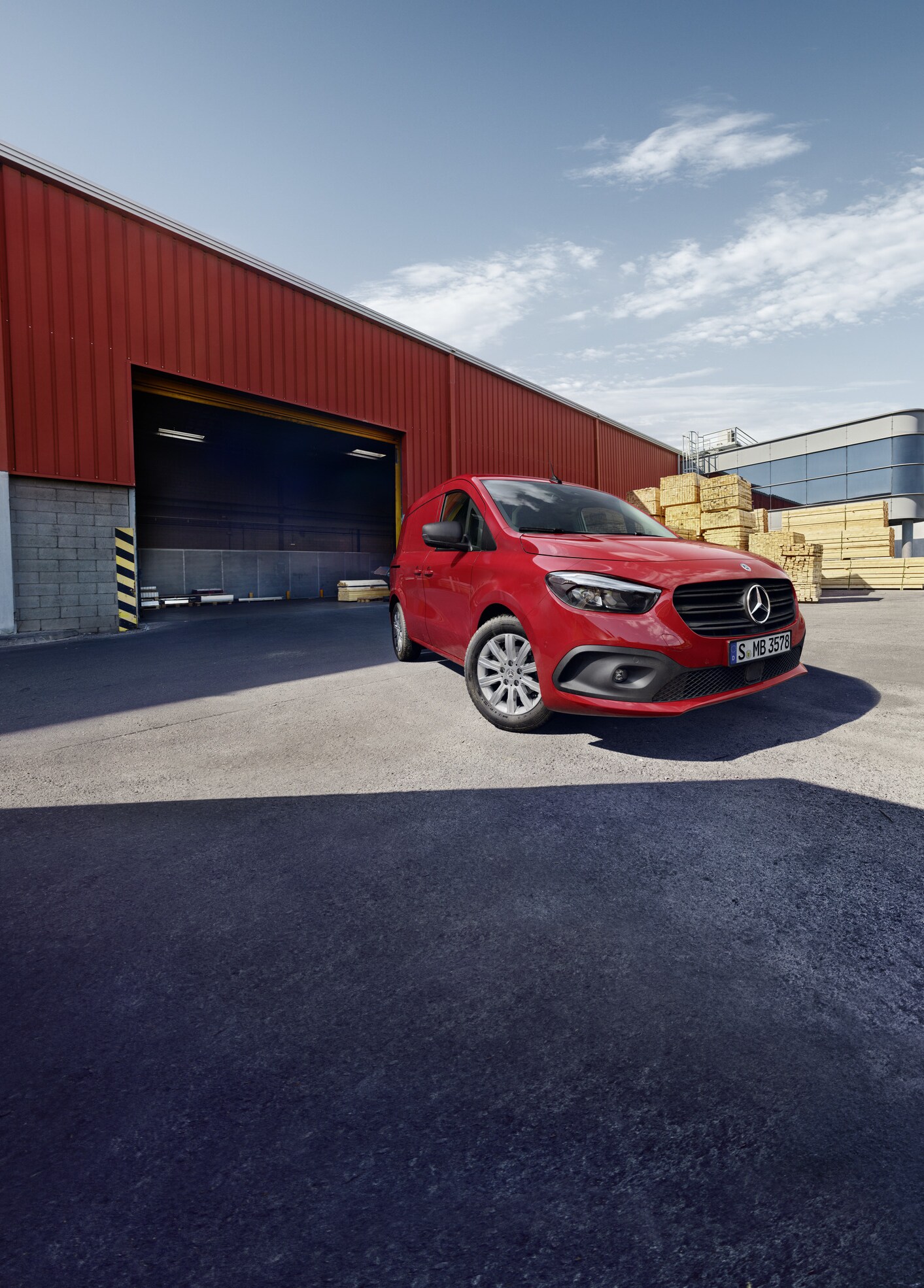 Um Mercedes-Benz eCitan Furgão numa zona logística.