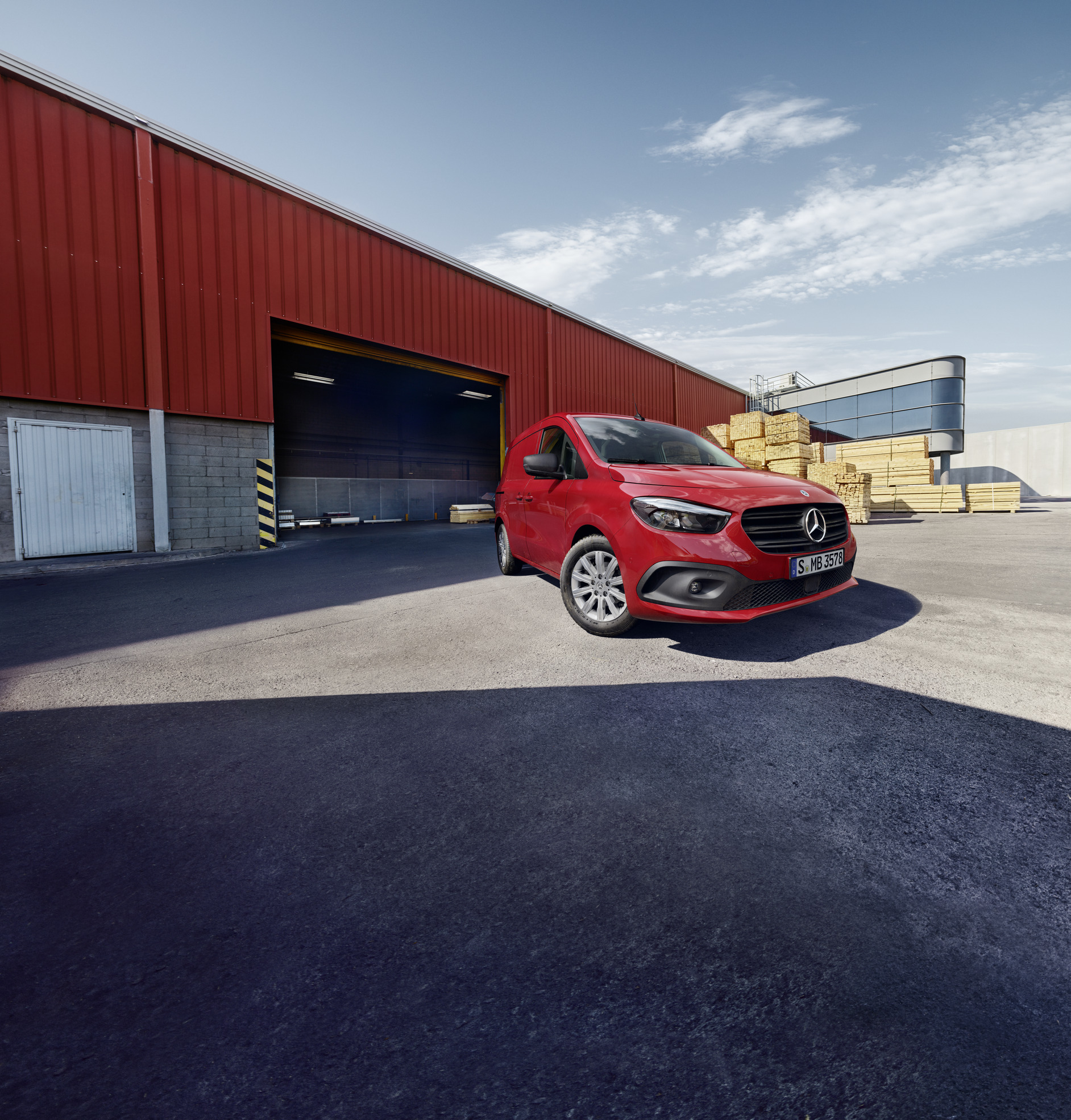 Fiabilidade Citan | Veículos comerciais ligeiros Mercedes-Benz Um Mercedes-Benz eCitan Furgão numa zona logística.