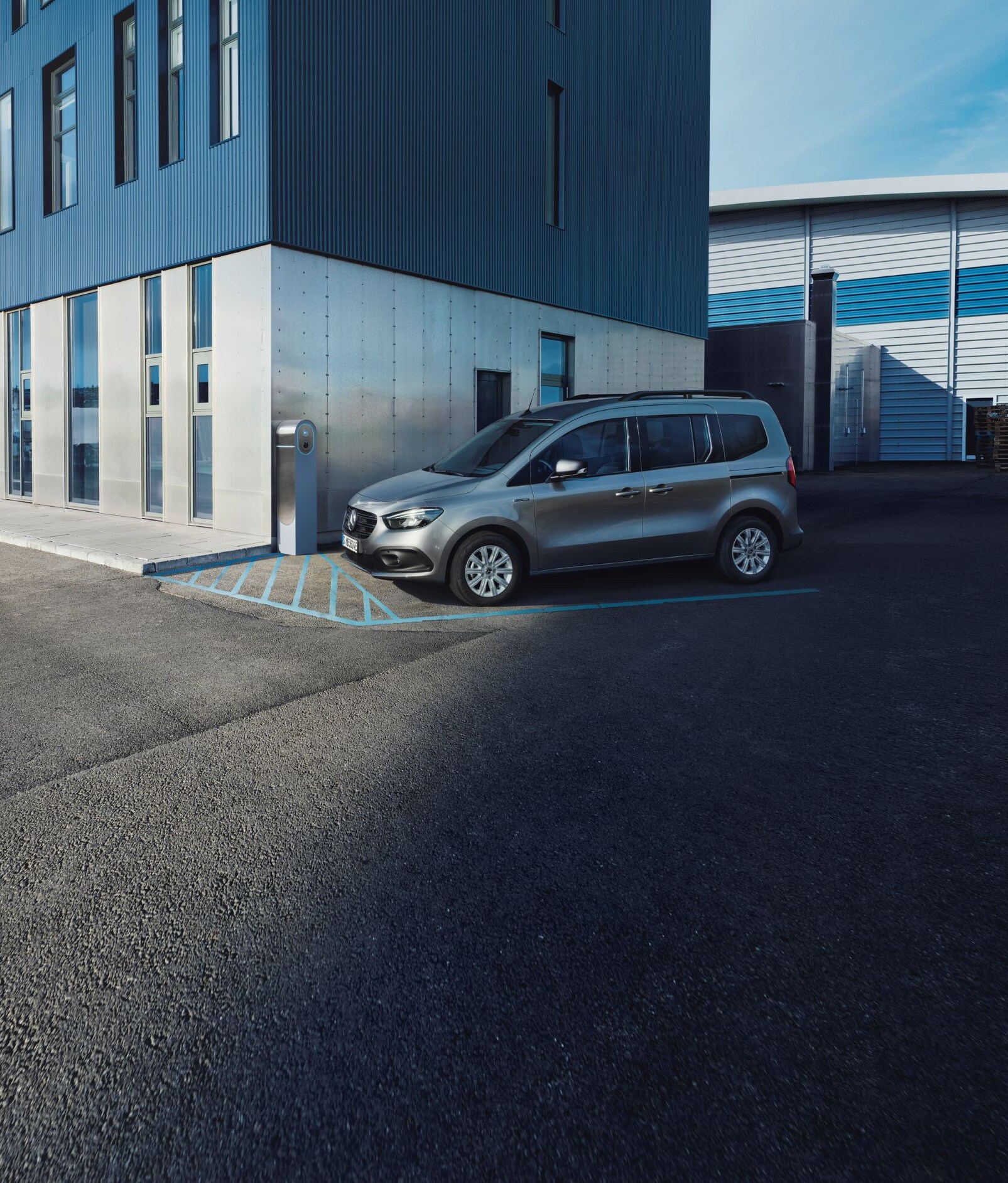 Uma visualização apresenta o funcionamento dos sensores do radar para a medição da distância no Mercedes-Benz Citan.