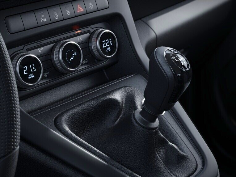 A alavanca de velocidades da caixa manual de 6 velocidades no Mercedes-Benz Citan Tourer.