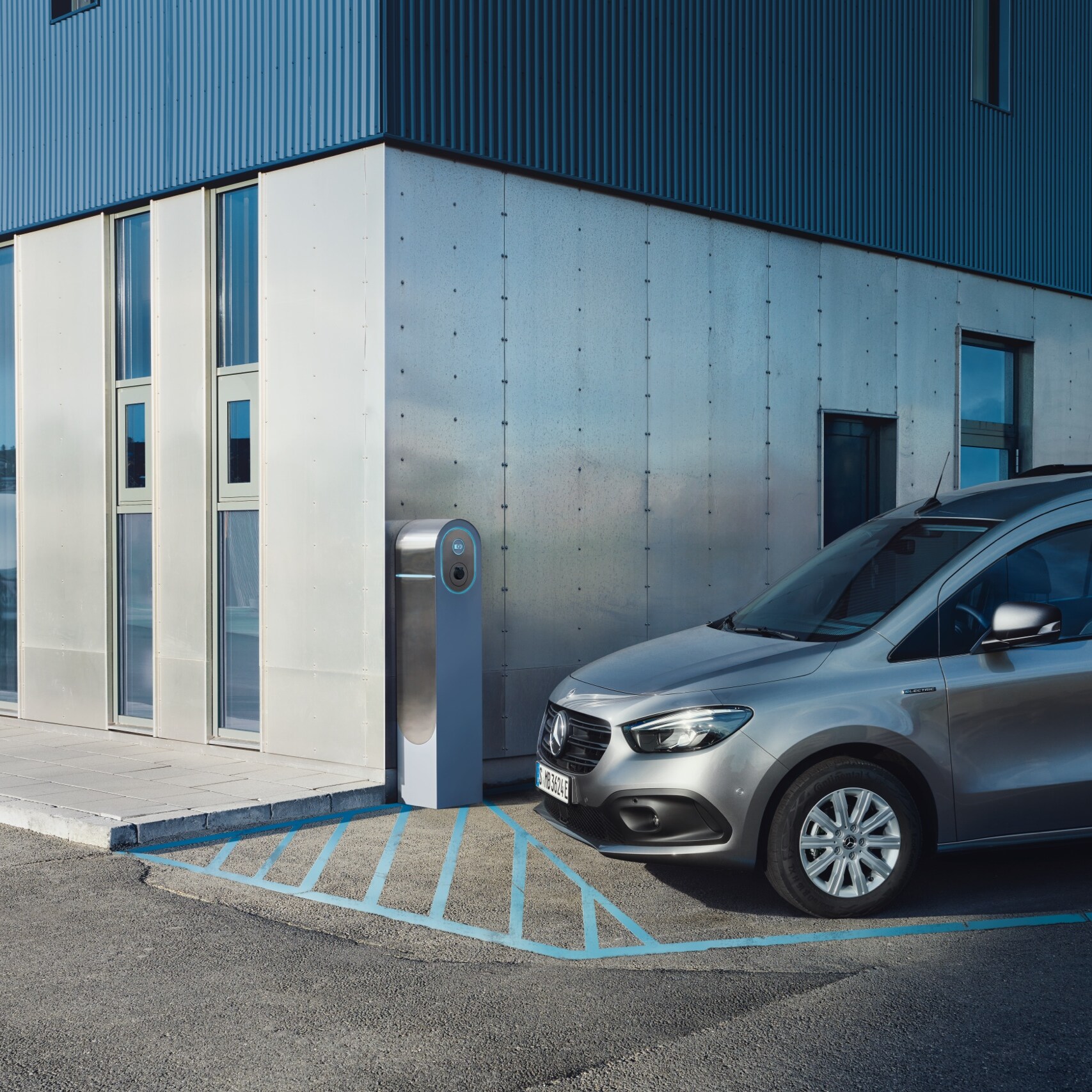 O Mercedes-Benz eCitan Tourer numa estação de carregamento.