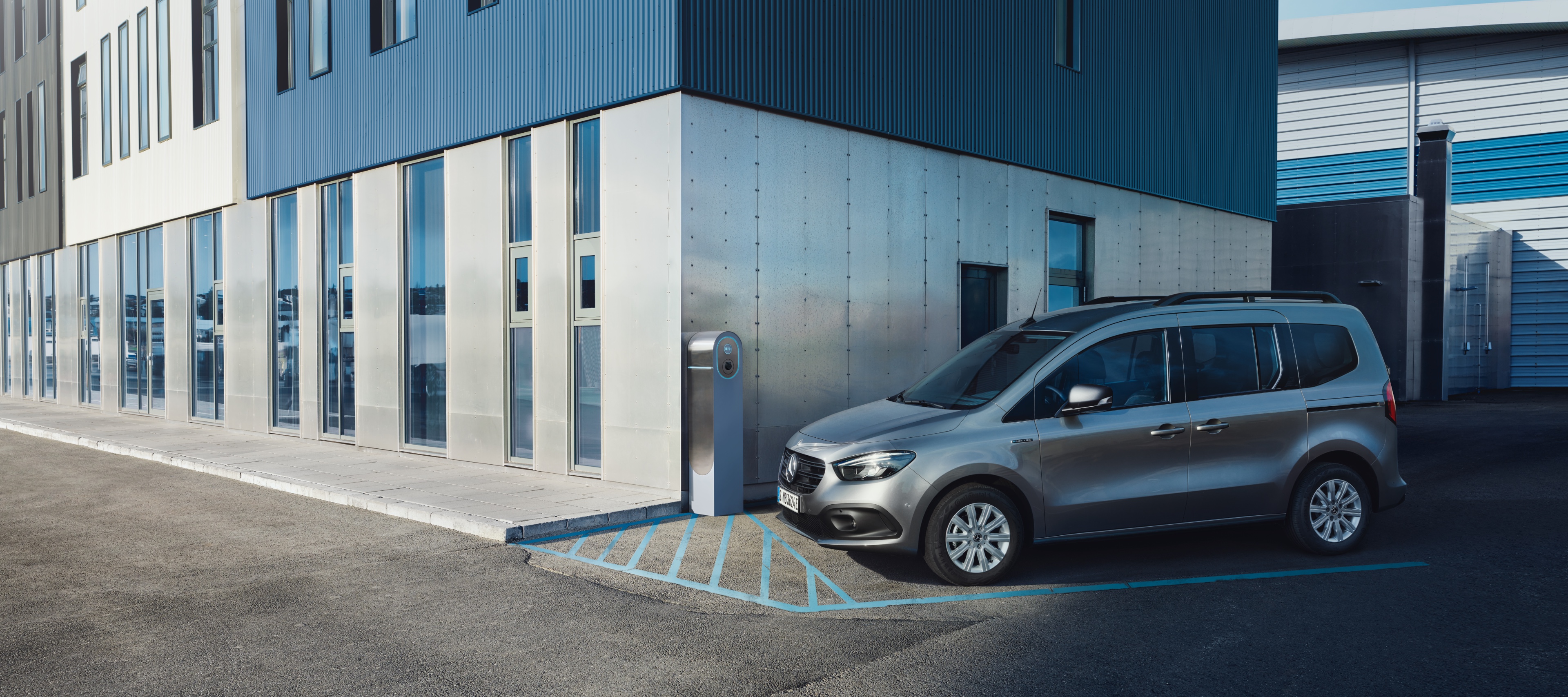 Acionamentos alternativos | Citan Tourer | Mercedes-Benz O Mercedes-Benz eCitan Tourer numa estação de carregamento.