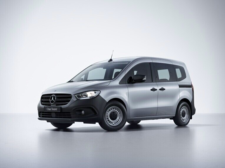 O Mercedes-Benz Citan Tourer com a linha de equipamento BASE.