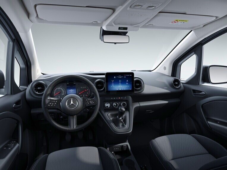 O Mercedes-Benz Citan Tourer com a linha de equipamento BASE.