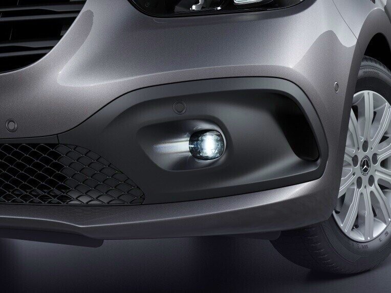 Os faróis de nevoeiro dianteiros em LED do Pack Luzes do Mercedes-Benz Citan Tourer.