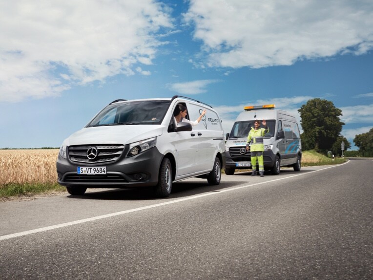 Realização de um serviço num veículo comercial ligeiro Mercedes-Benz.
