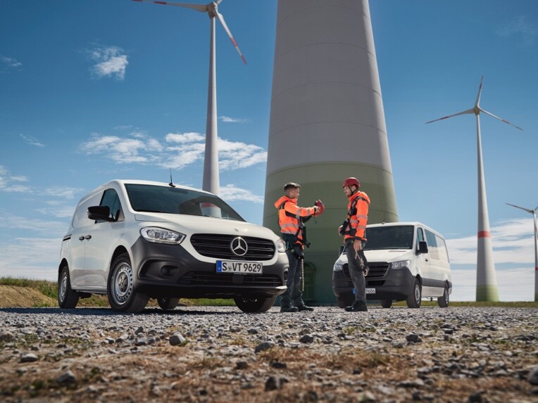 Dois veículos comerciais ligeiros Mercedes-Benz num local de construção.