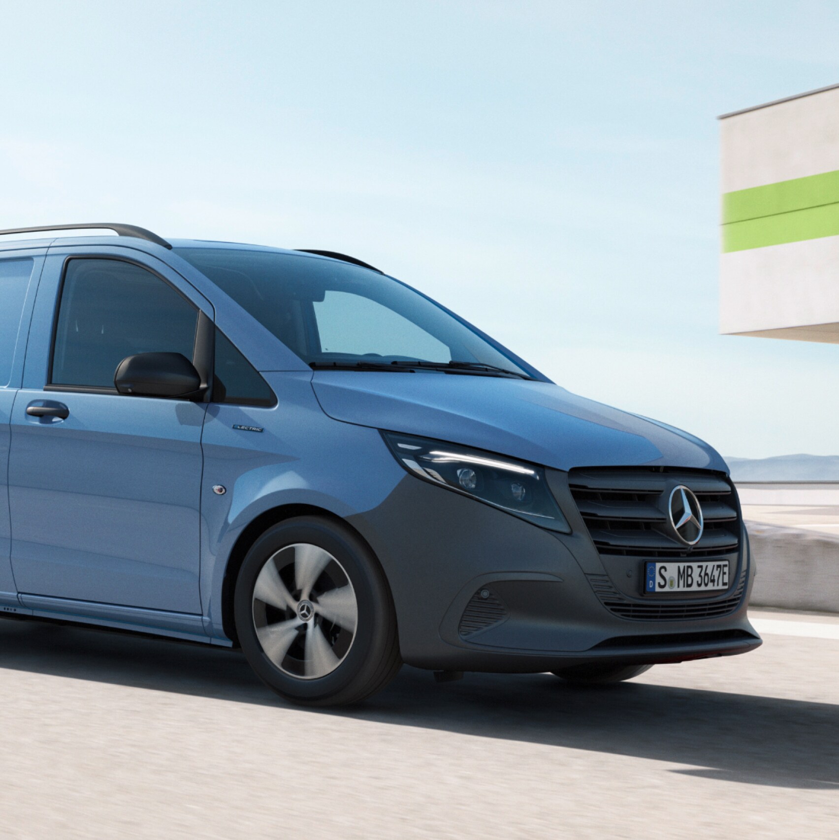 O Mercedes-Benz eVito Furgão no telhado de um parque de estacionamento de vários andares.