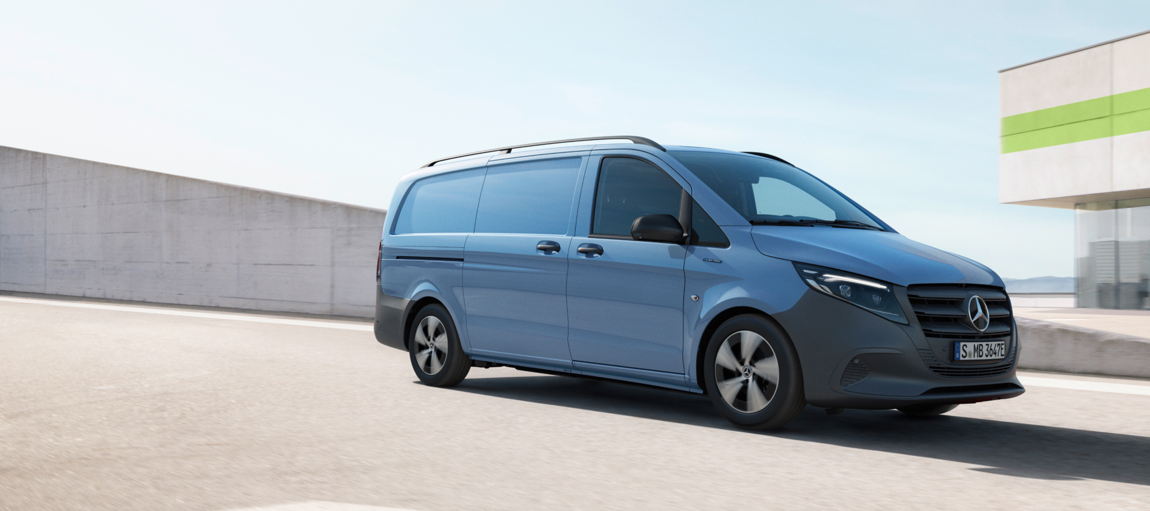 Comparação de veículos | eVito Furgão | Mercedes-Benz O Mercedes-Benz eVito Furgão no telhado de um parque de estacionamento de vários andares.