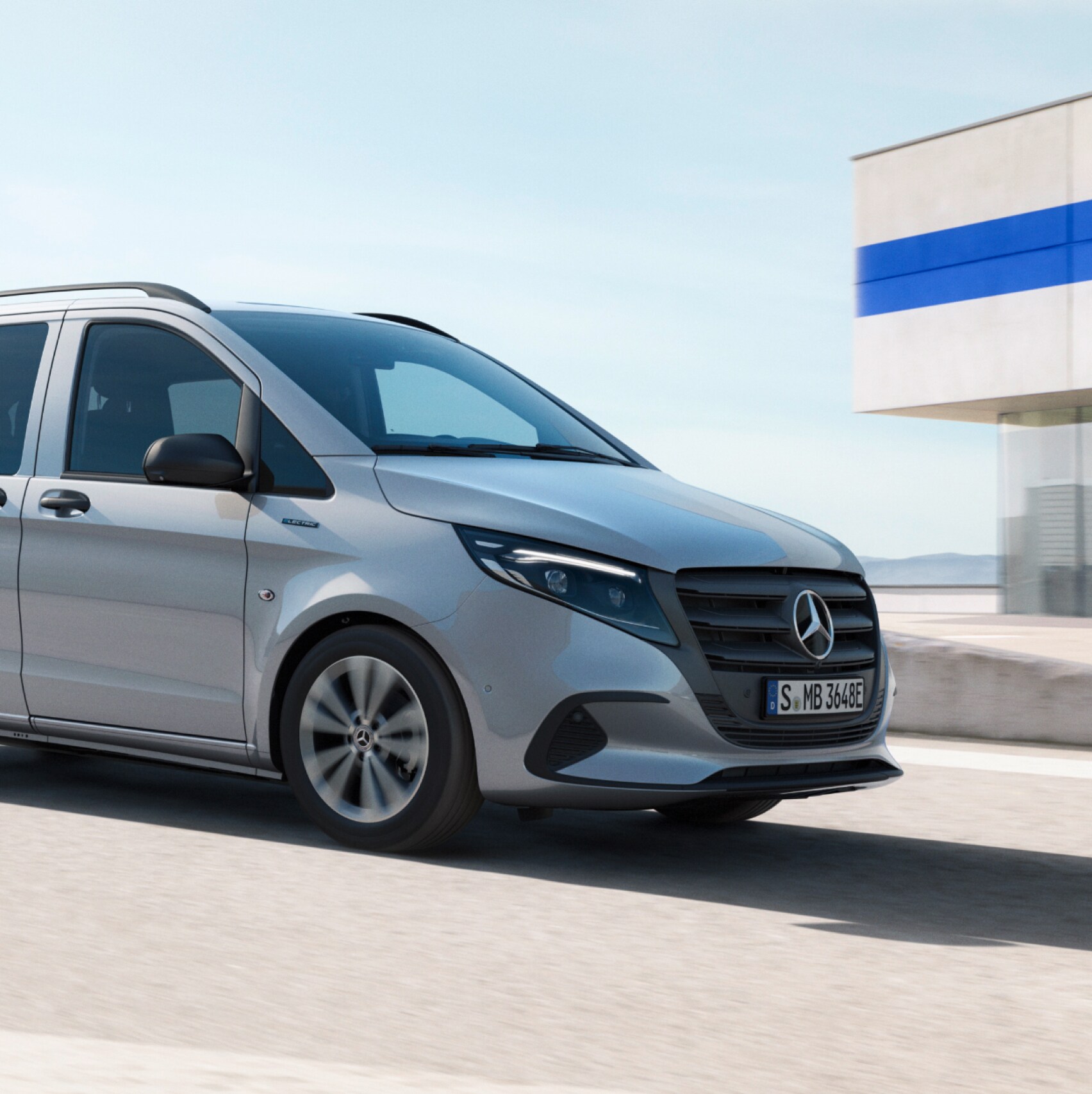 O Mercedes-Benz eVito Tourer no telhado de um parque de estacionamento de vários andares.