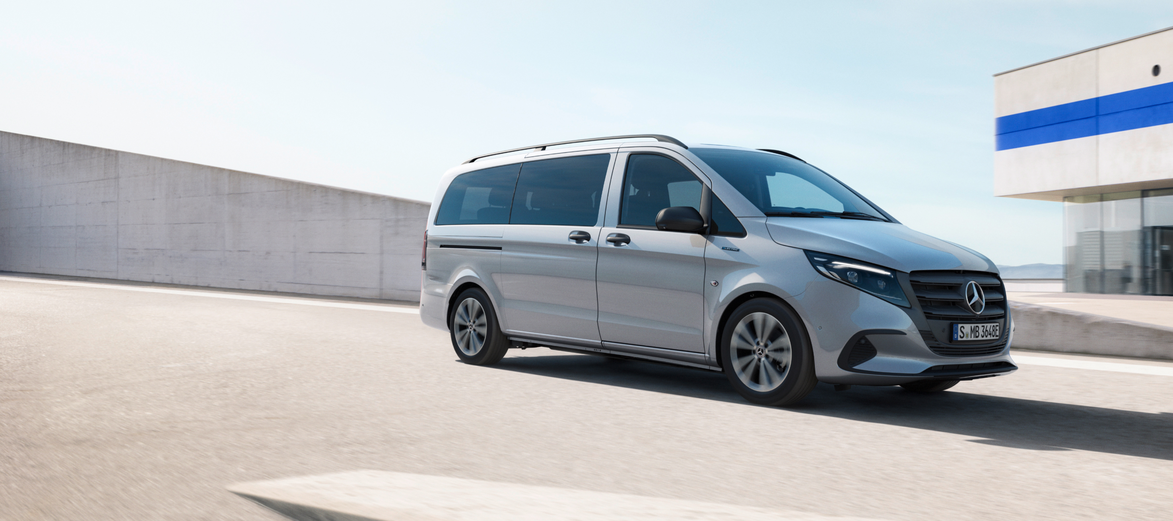 Comparação de veículos | eVito Tourer | Mercedes-Benz O Mercedes-Benz eVito Tourer no telhado de um parque de estacionamento de vários andares.