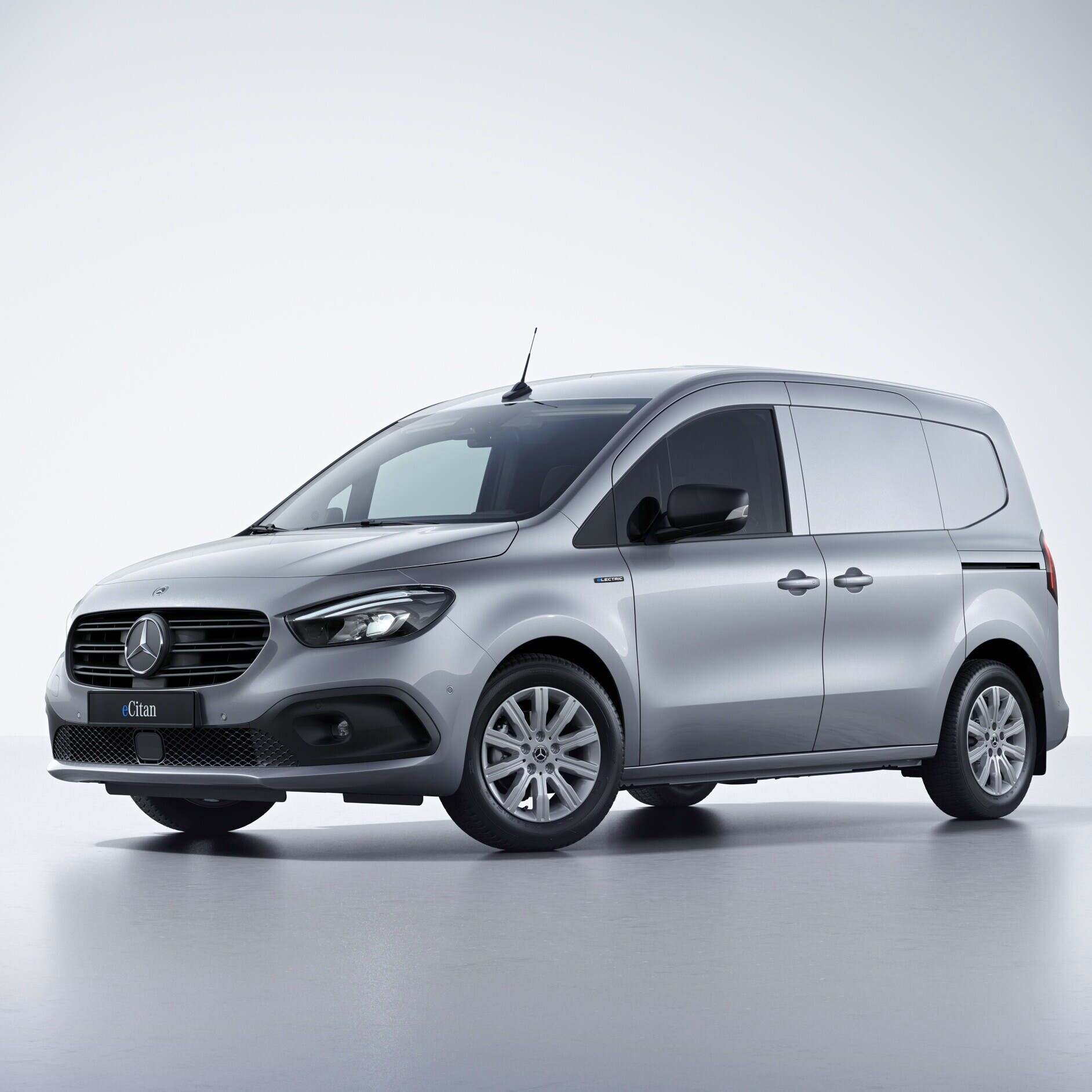 Funcionalidades digitais extra | eCitan Furgão | Mercedes-Benz Conectividade inteligente graças às funcionalidades digitais extra do Mercedes-Benz eCitan Furgão.