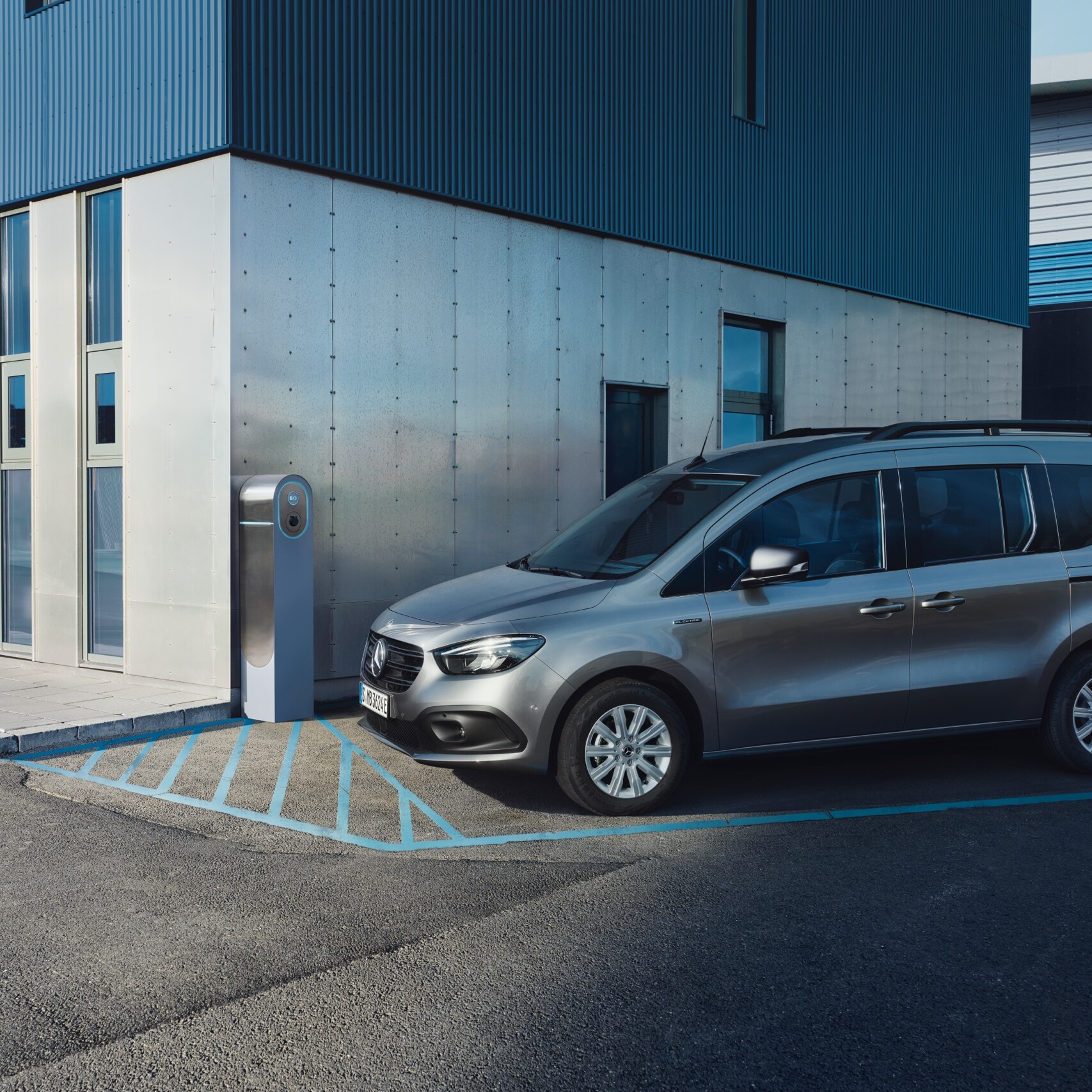 O Mercedes-Benz eCitan Tourer estacionado numa estação de carregamento.