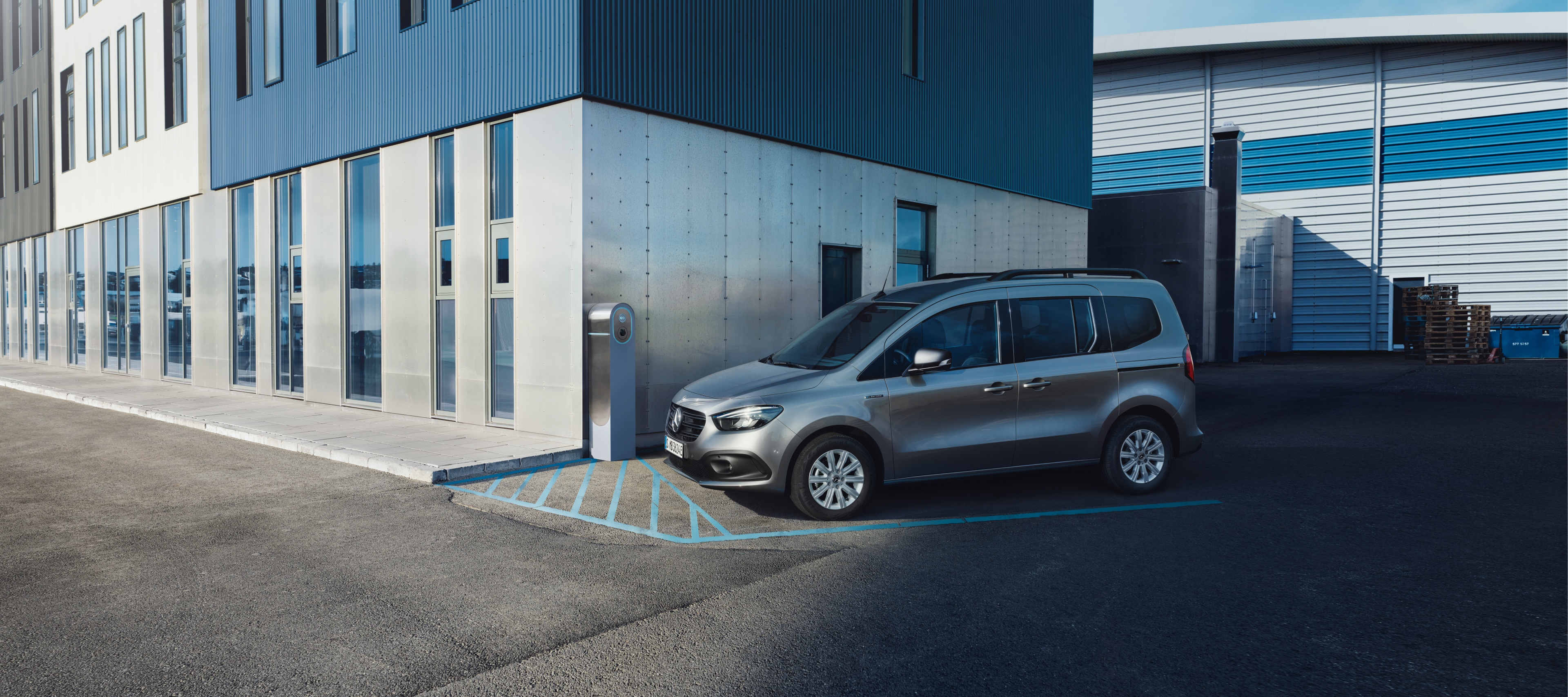 Financiamento | eCitan Tourer | Mercedes-Benz O Mercedes-Benz eCitan Tourer estacionado numa estação de carregamento.