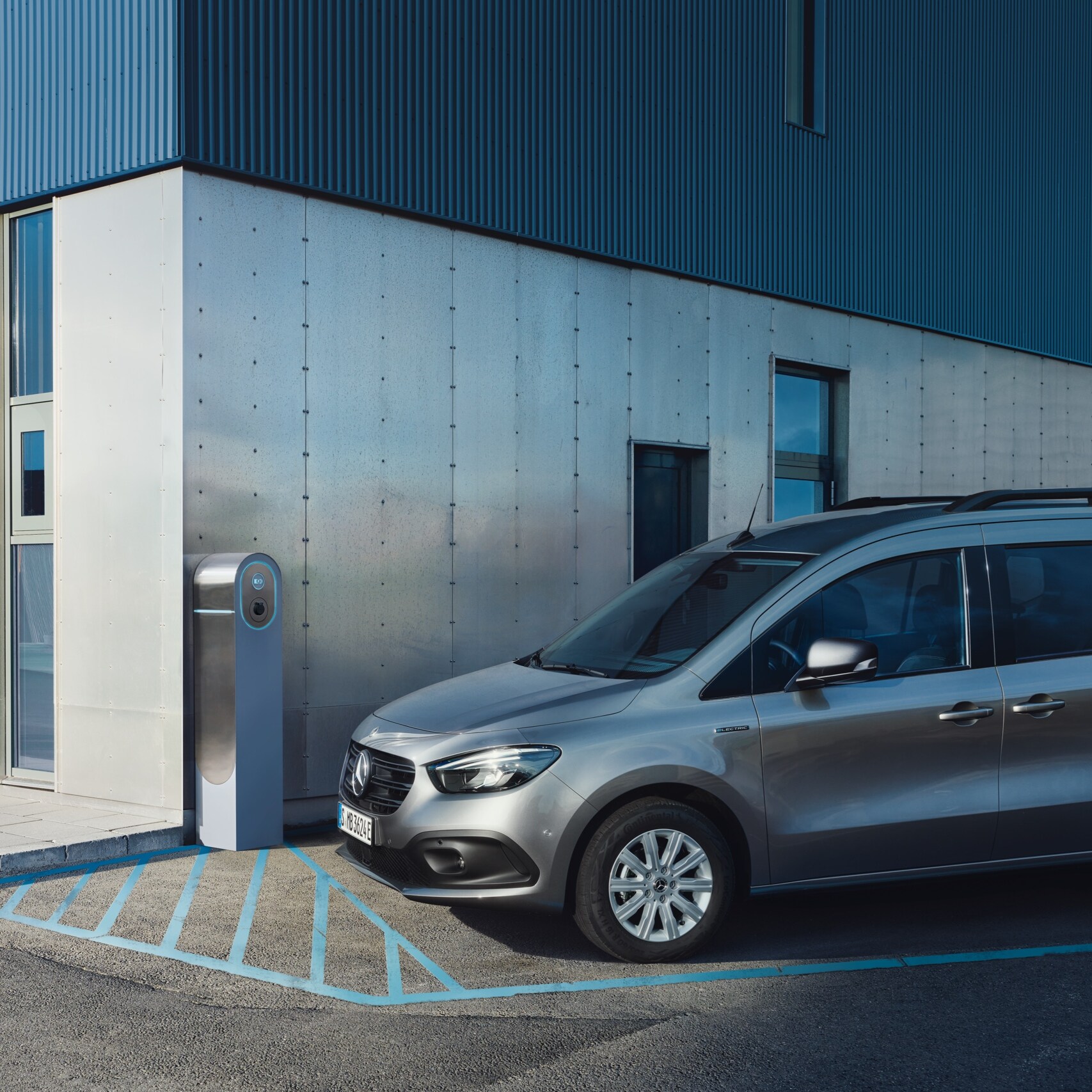 O Mercedes-Benz eCitan Tourer numa estação de carregamento.