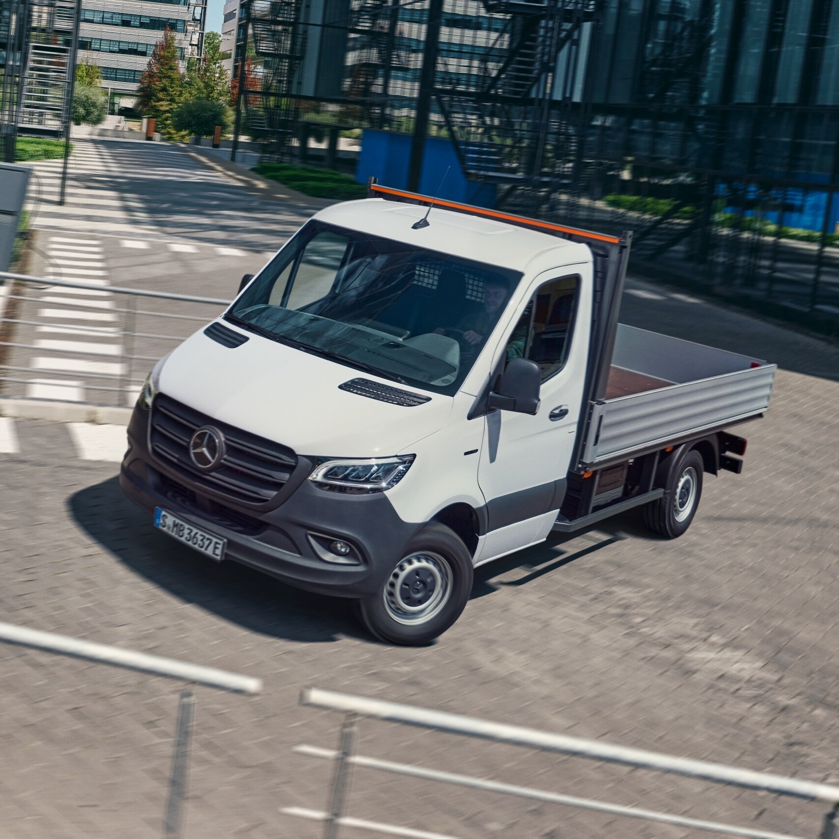 O Mercedes-Benz eSprinter Chassis como veículo de plataforma em movimento pela cidade.