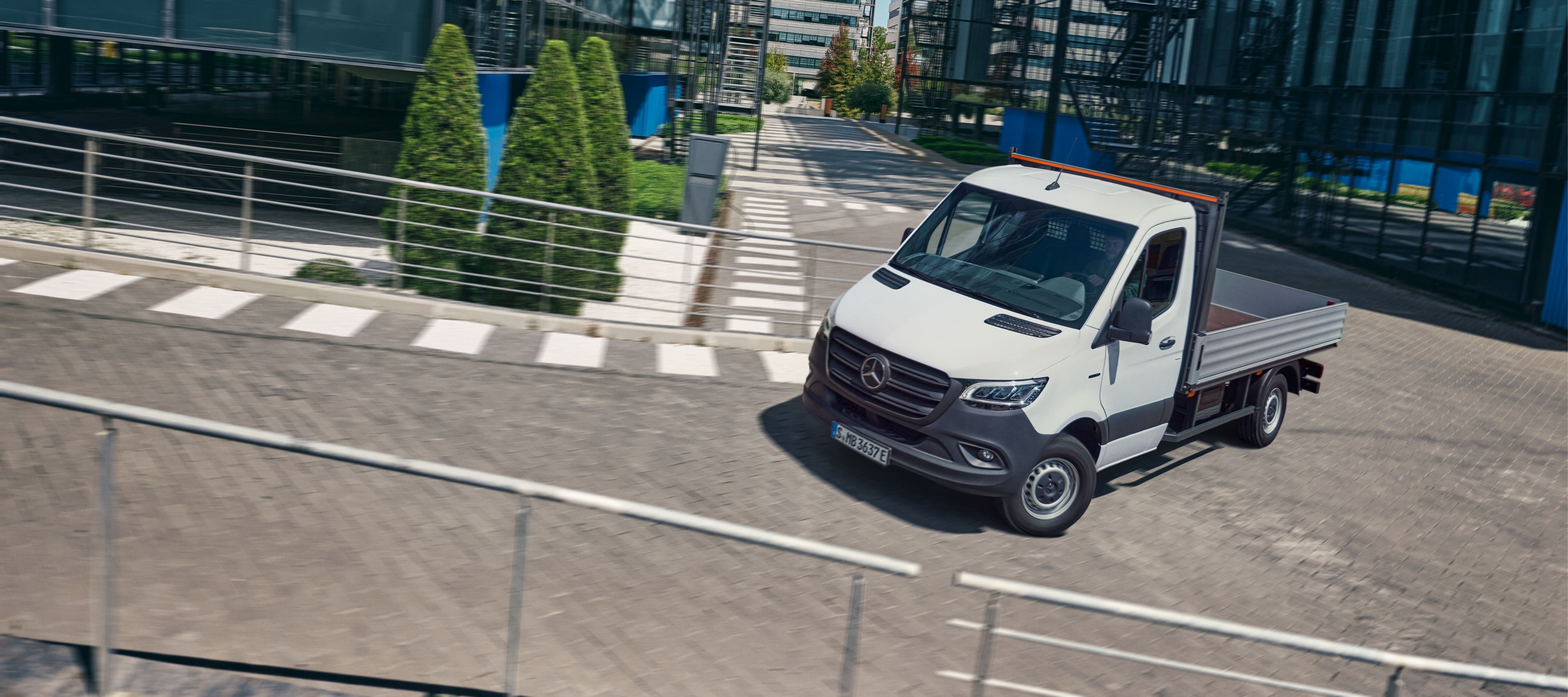 Leasing e financiamento | eSprinter Chassis | Mercedes-Benz O Mercedes-Benz eSprinter Chassis como veículo de plataforma em movimento pela cidade.