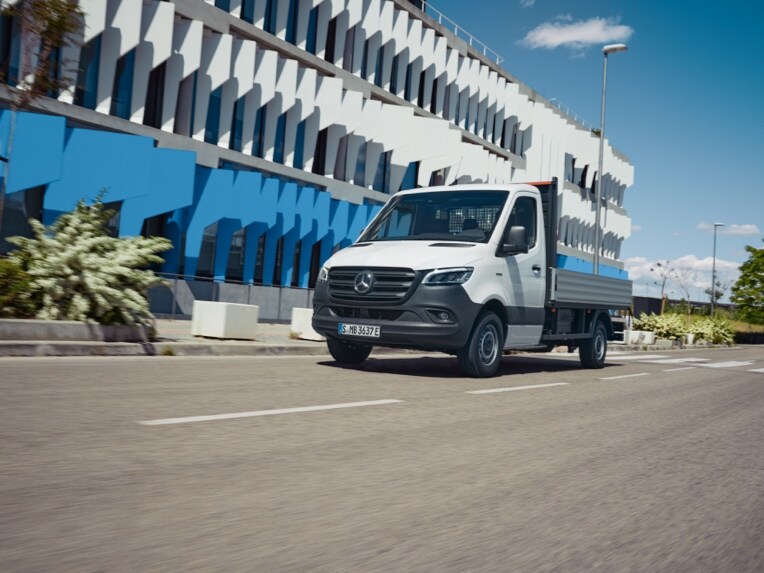 O Mercedes-Benz eSprinter Chassis como veículo de plataforma no trânsito rodoviário.