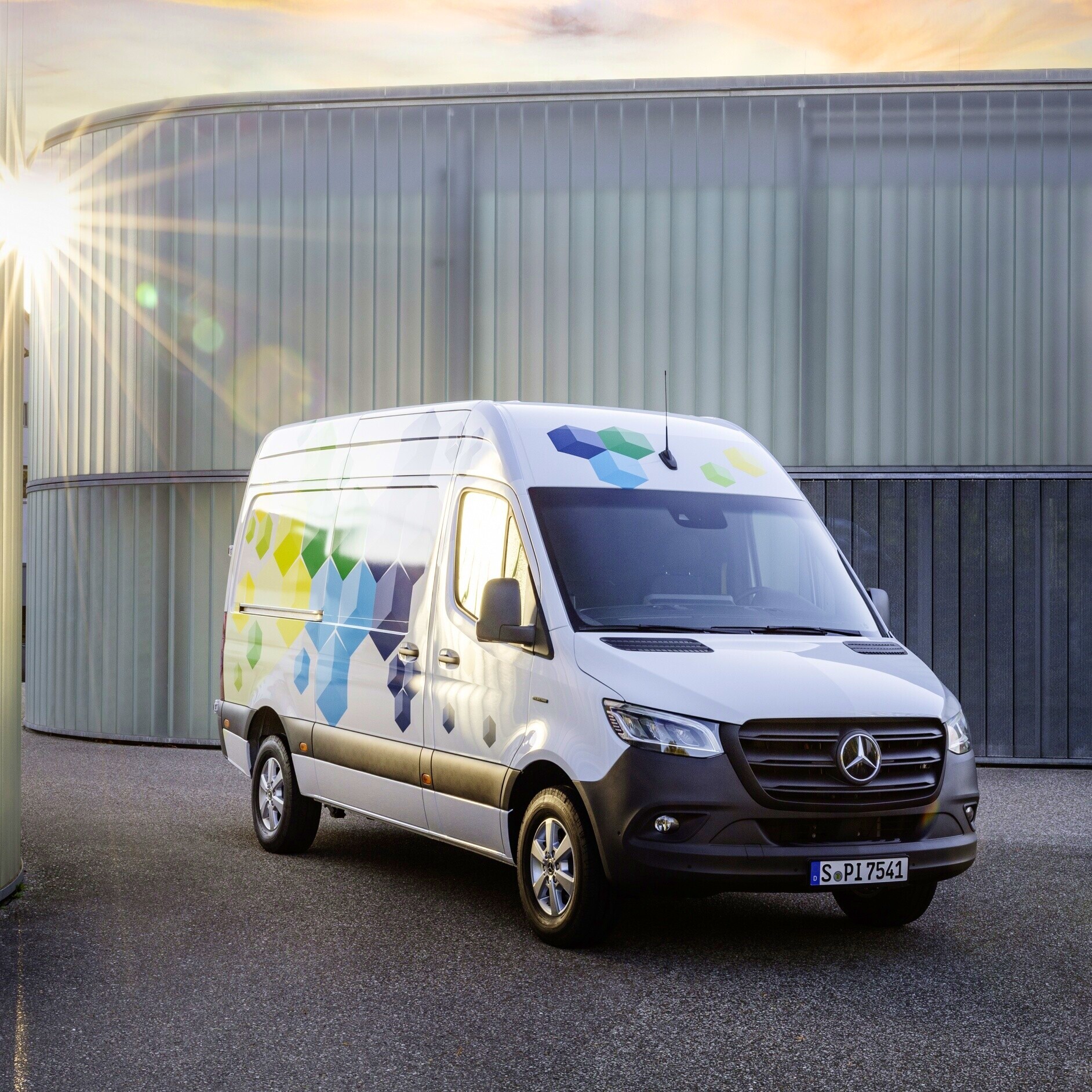 Diversidade | eSprinter Furgão | Veículos comerciais ligeiros da Mercedes-Benz O novo eSprinter Furgão estará disponível com dois níveis de motorização, três variantes da bateria de alta e duas variantes de comprimento.
