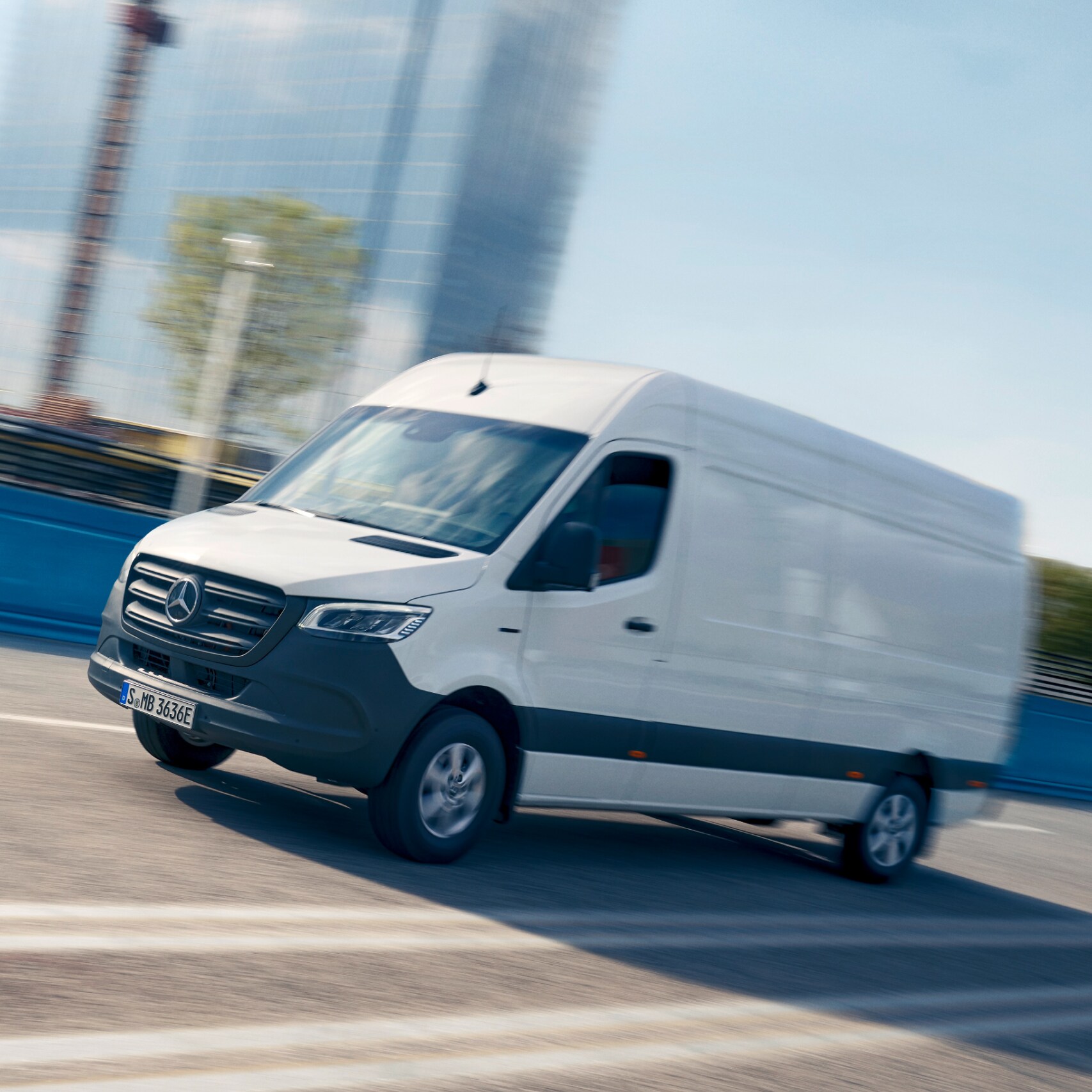 O eSprinter Furgão da Mercedes-Benz na estrada.