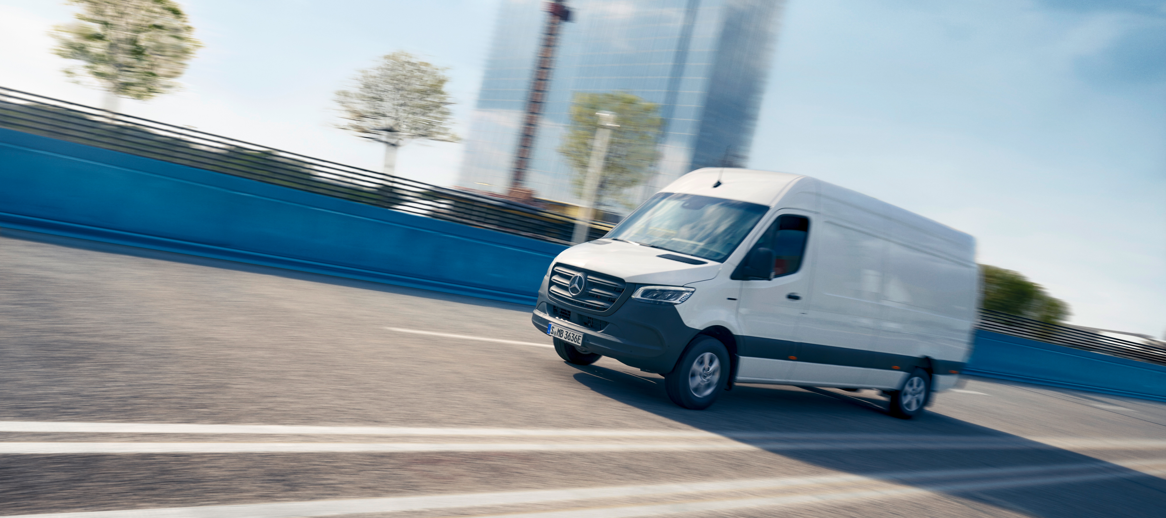 Leasing e financiamento | eSprinter Furgão | Mercedes-Benz O eSprinter Furgão da Mercedes-Benz na estrada.