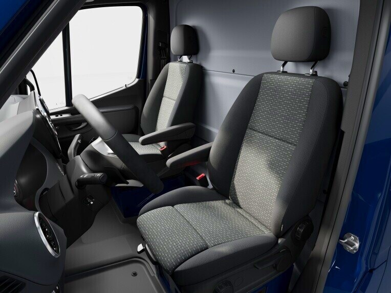 O banco conforto do condutor e do acompanhante num Mercedes-Benz eSprinter Furgão.