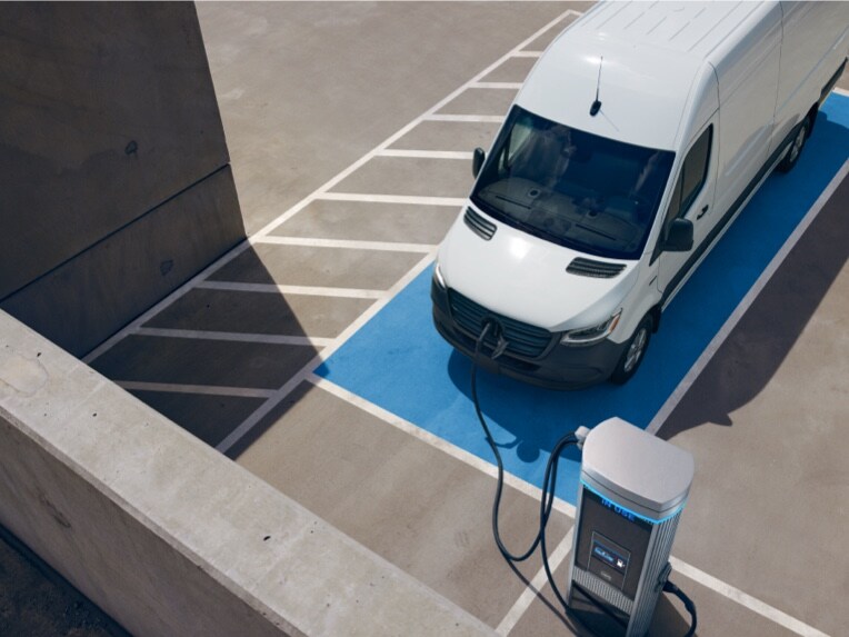 O Mercedes-Benz eSprinter Furgão numa estação de carregamento.