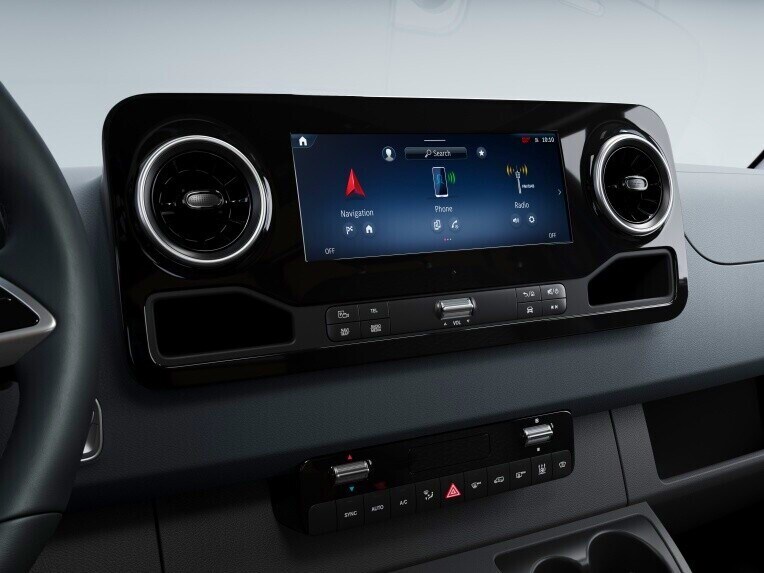 O sistema multimédia MBUX no Mercedes-Benz eSprinter Furgão.