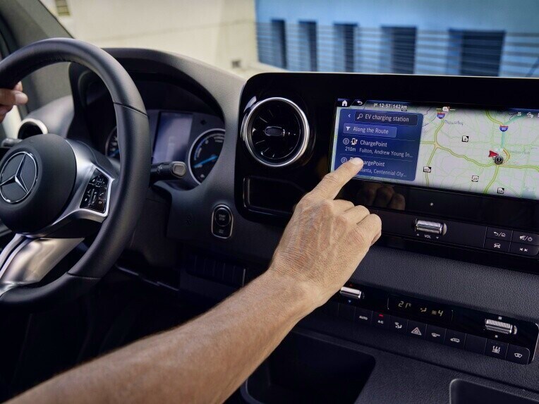 Navegação no sistema multimédia MBUX do Mercedes-Benz eSprinter Furgão.