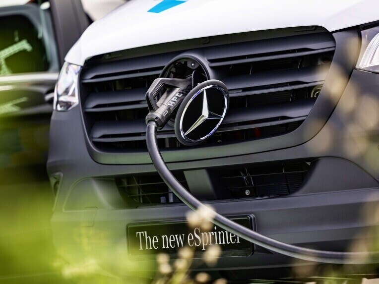 A tomada de carregamento CCS do Mercedes-Benz eSprinter Furgão com cabo de carregamento inserido.