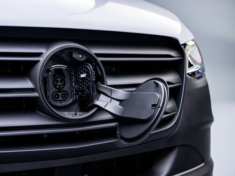A tomada de carregamento CCS aberta do Mercedes-Benz eSprinter Furgão.