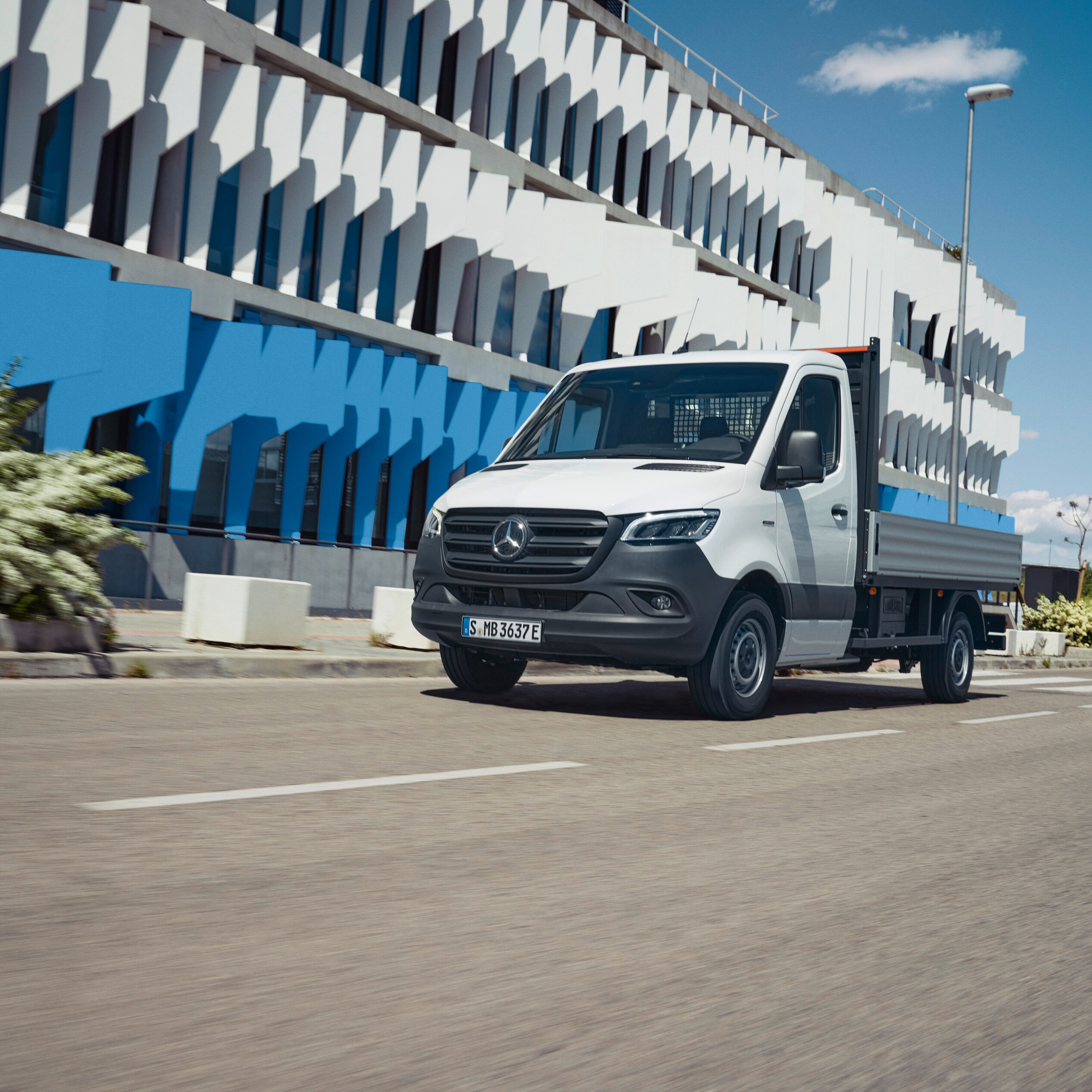 O veículo de plataforma eSprinter da Mercedes-Benz em circulação pela cidade.
