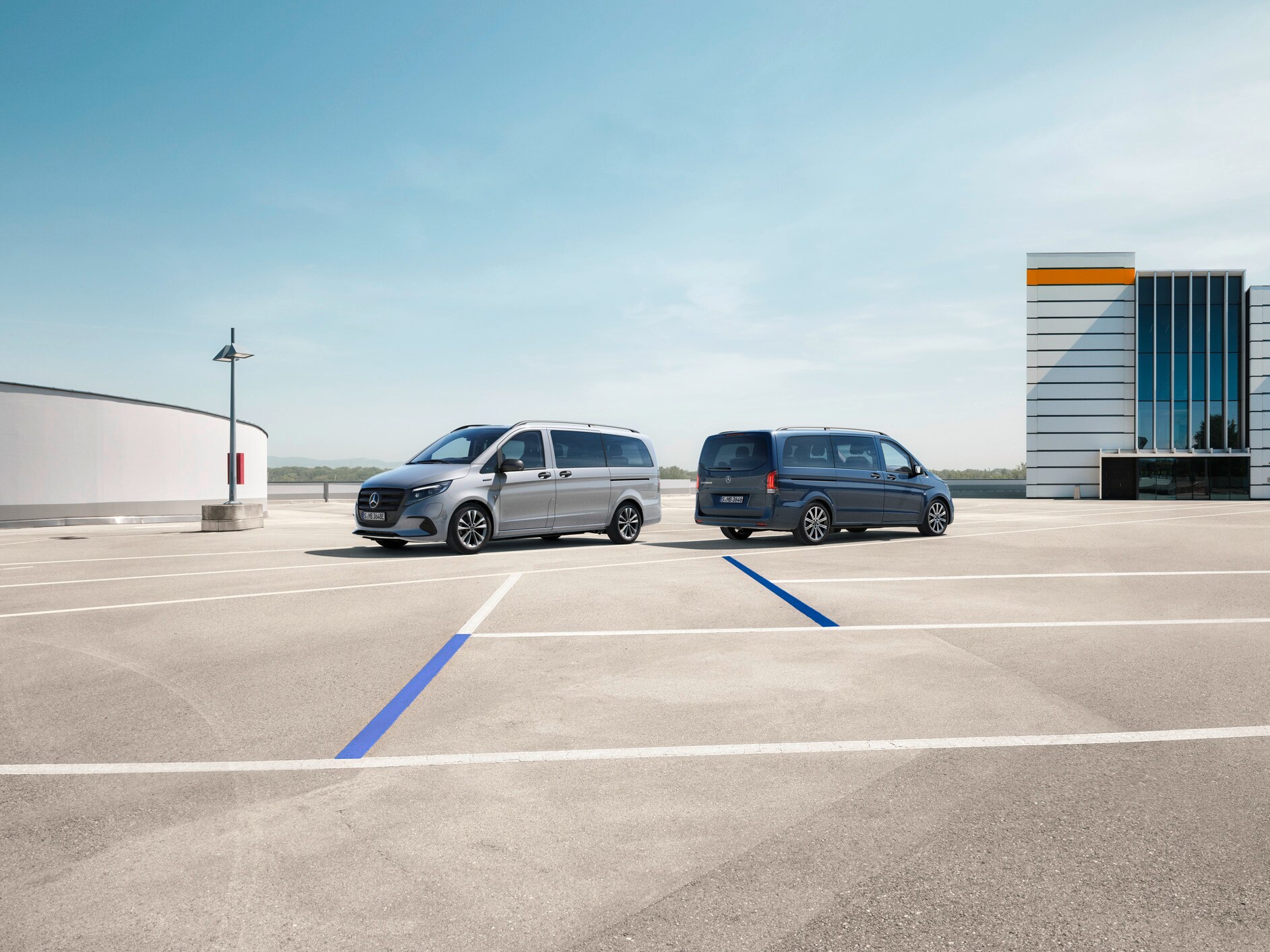 O Vito Tourer e o eVito Tourer num parque de estacionamento.