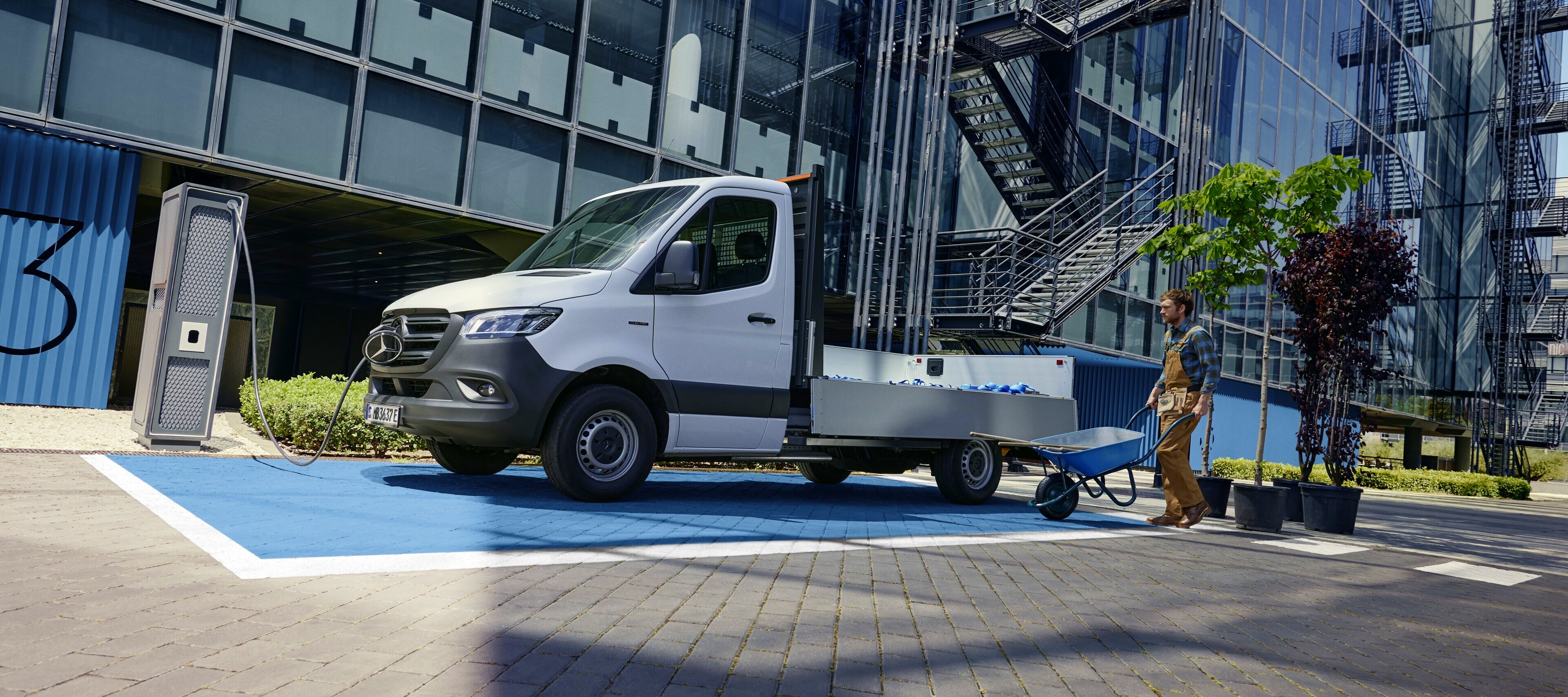 Acionamentos alternativos | Sprinter Chassi | Mercedes-Benz O Mercedes-Benz eSprinter Chassi como veículo de plataforma em uso.