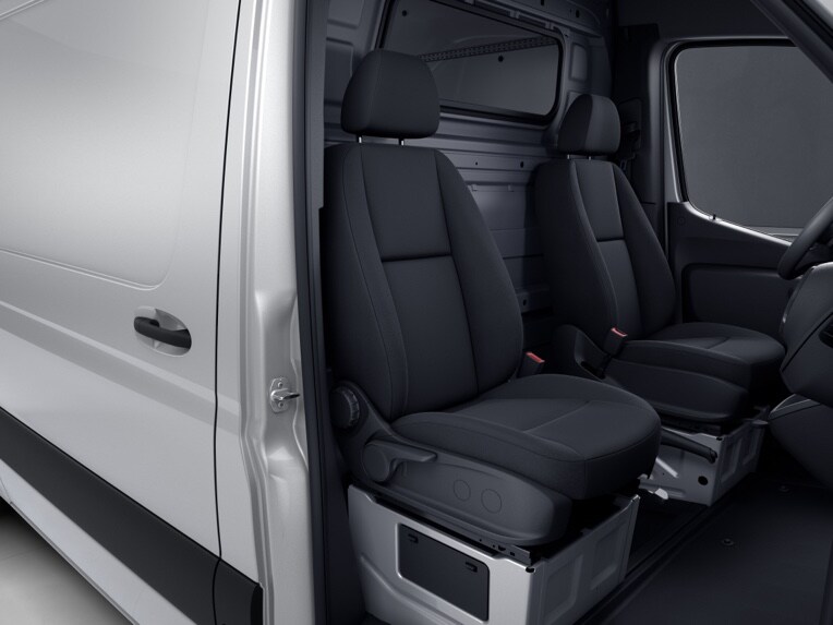 Os airbags laterais posicionados no encosto do banco externo podem proteger a zona do peito e da bacia do ocupante em caso de colisão lateral, deslizando entre o lado da porta e o condutor ou o acompanhante.