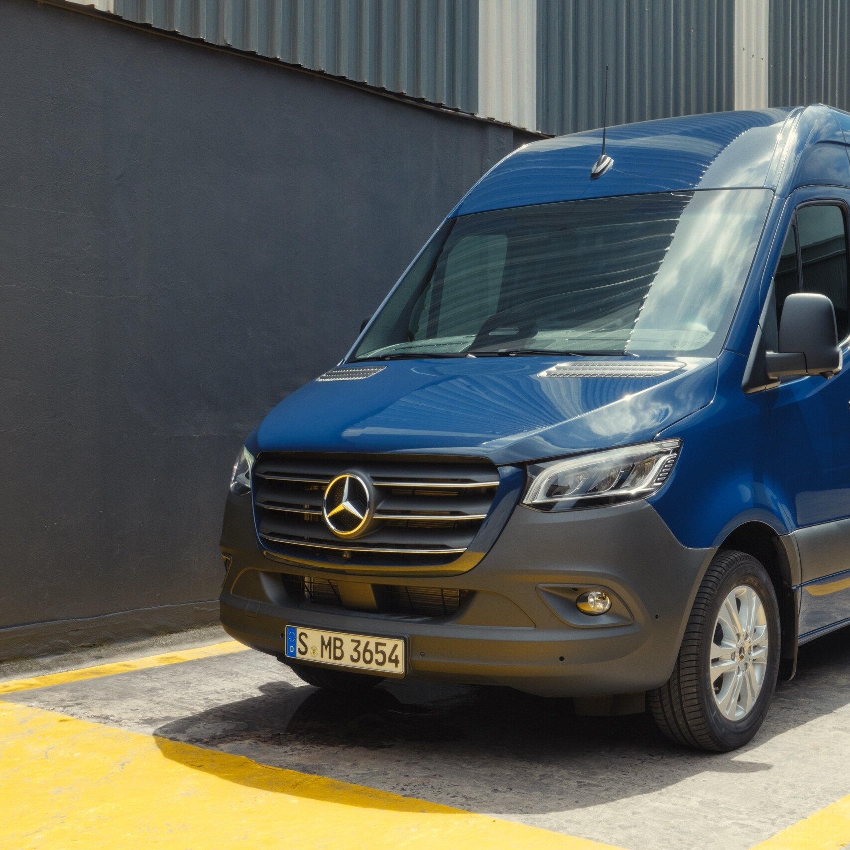 O Mercedes-Benz Sprinter Furgão numa zona de entregas.