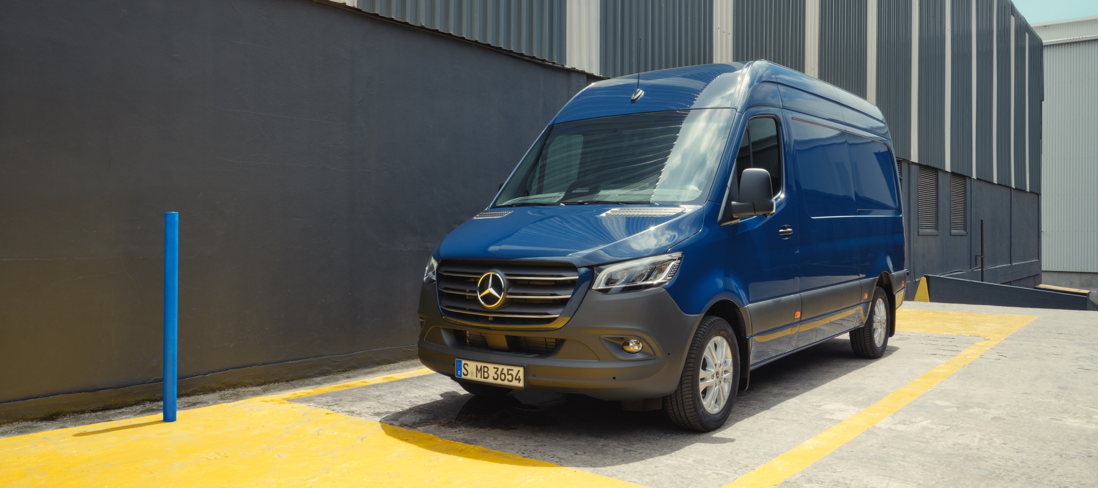 Comparação de veículos | Sprinter Furgão | Mercedes-Benz O Mercedes-Benz Sprinter Furgão numa zona de entregas.