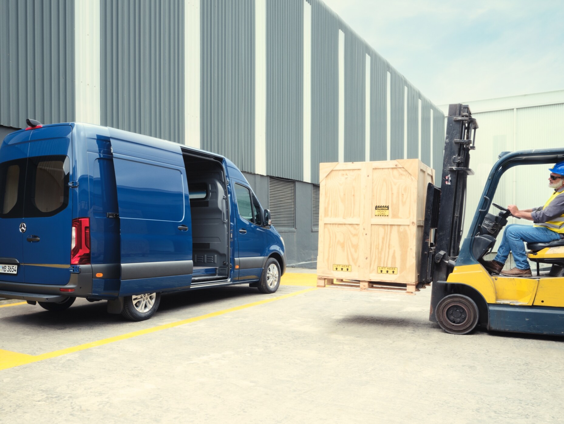 O Mercedes-Benz Sprinter Furgão está a ser carregado por um empilhador.