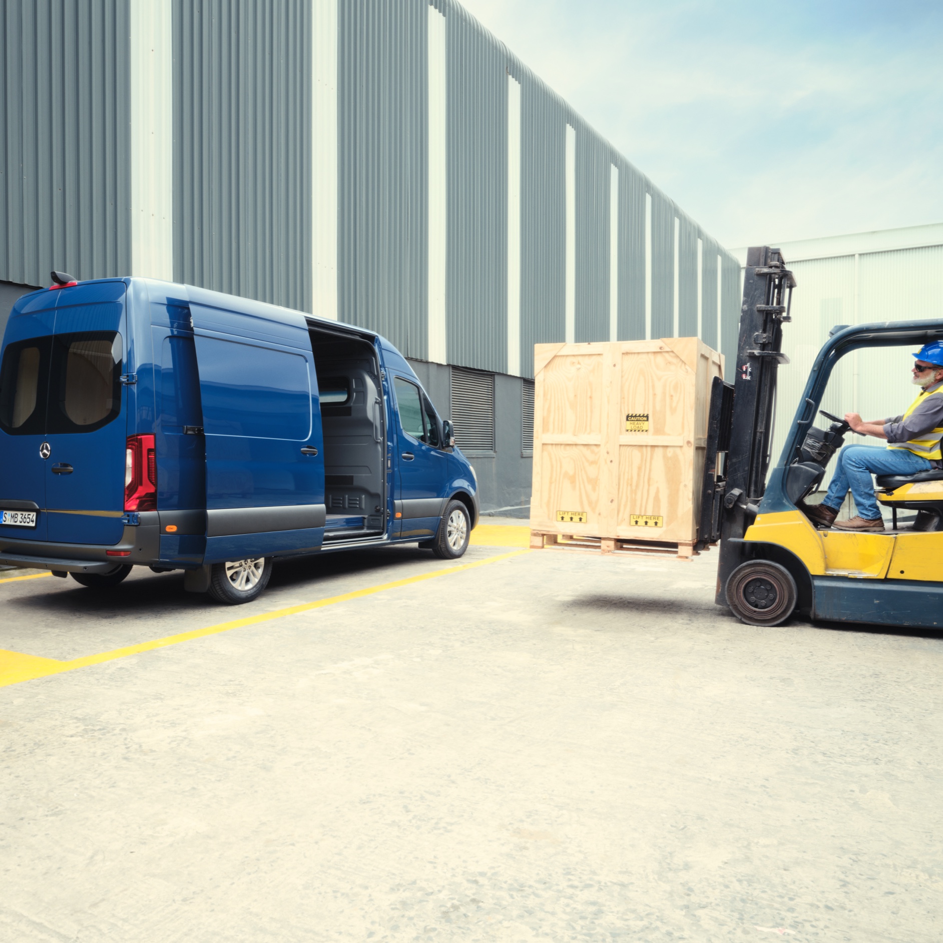 Características do veículo | Sprinter | Mercedes-Benz O Mercedes-Benz Sprinter Furgão está a ser carregado por um empilhador.