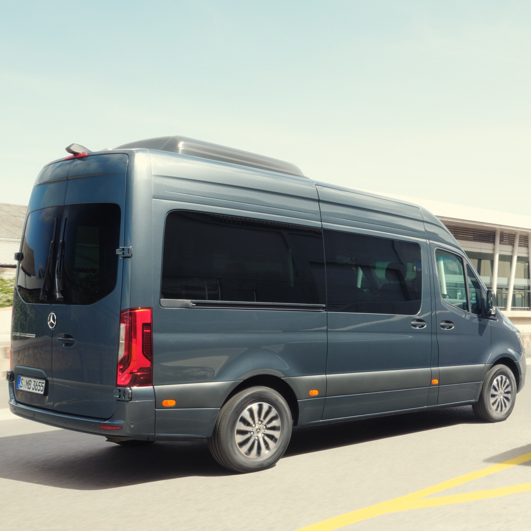 O Mercedes-Benz Sprinter Tourer na estrada.