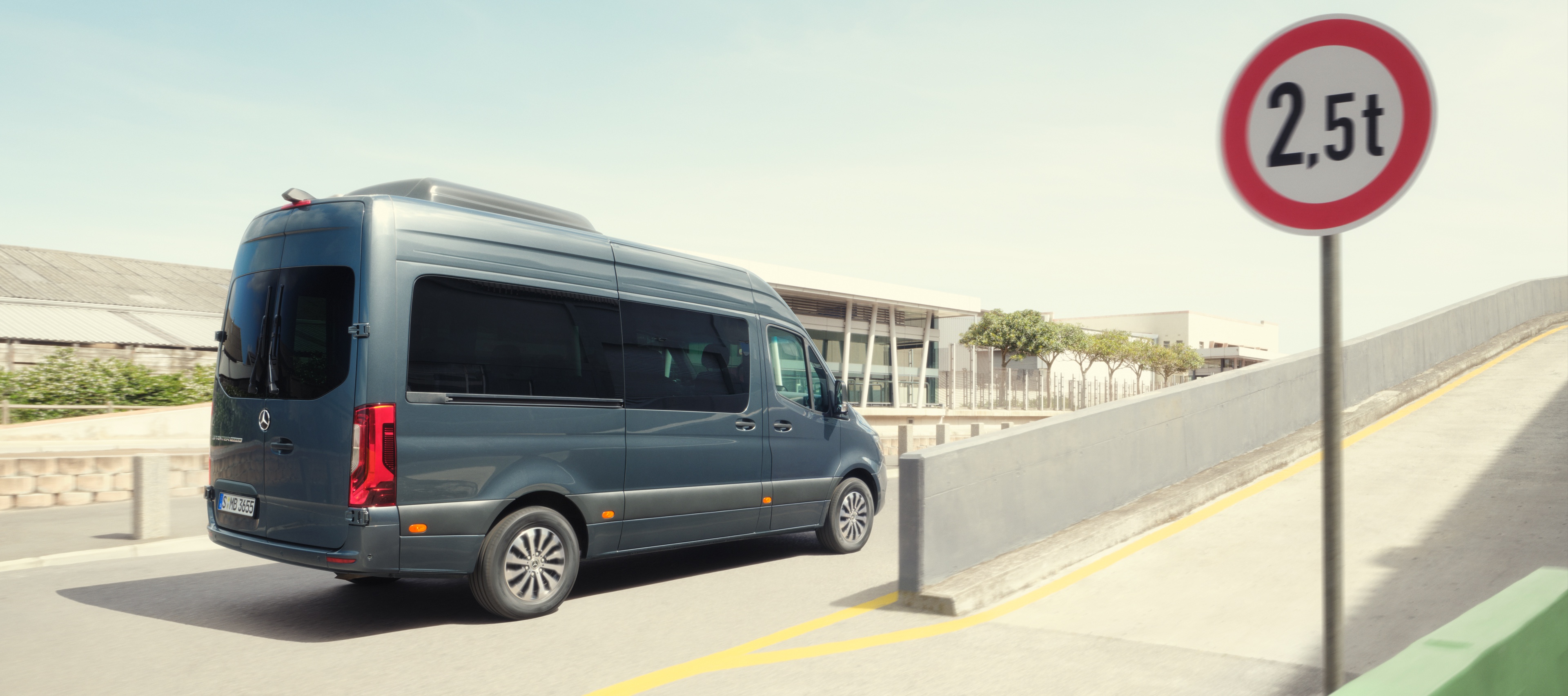 Comparação de veículos | Sprinter Tourer | Mercedes-Benz O Mercedes-Benz Sprinter Tourer na estrada.