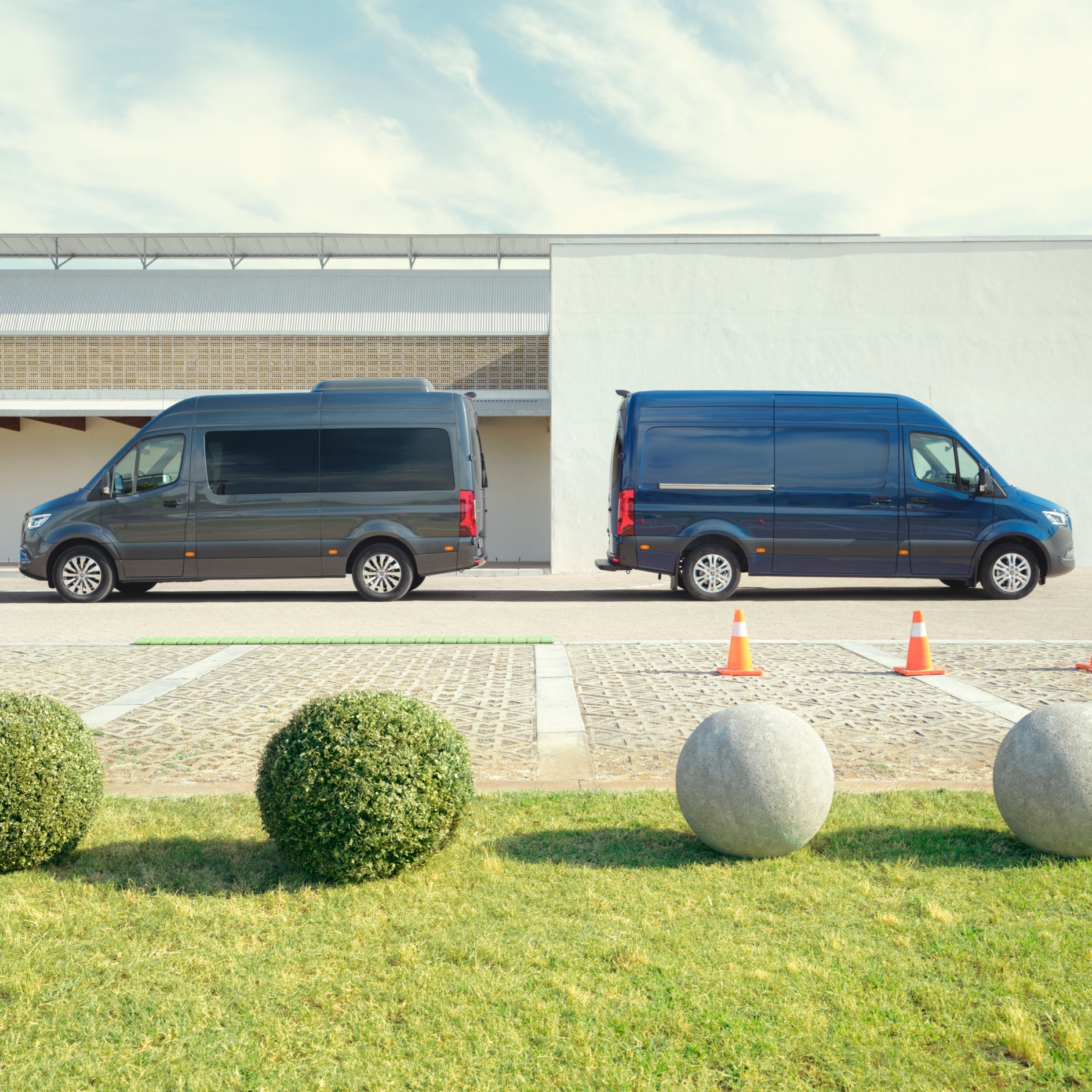 Contacto | Sprinter | Mercedes-Benz O Mercedes-Benz Sprinter Tourer e Furgão num lugar de estacionamento.