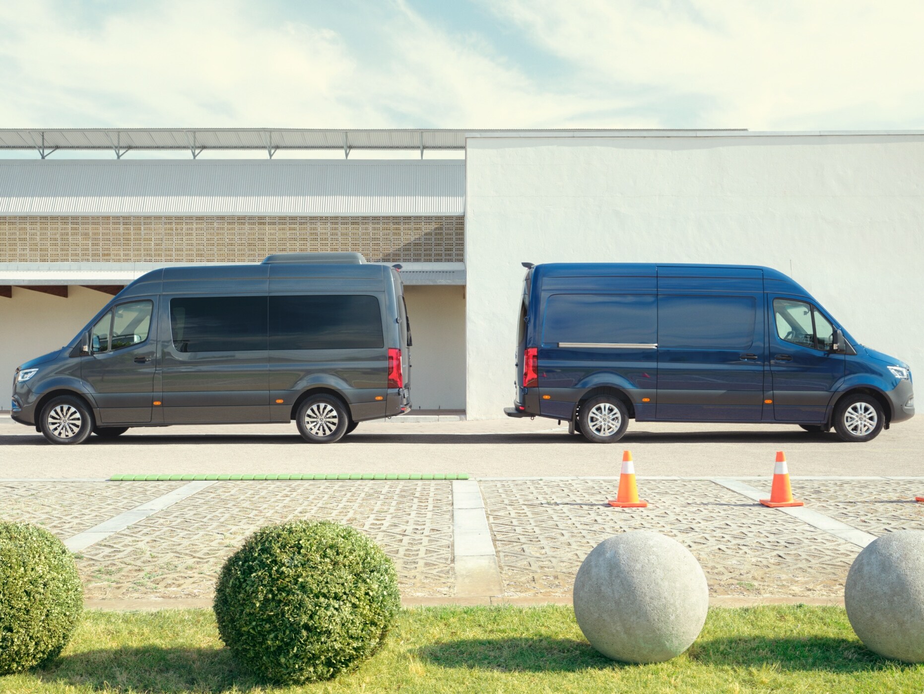 O Mercedes-Benz Sprinter Tourer e Furgão num lugar de estacionamento.